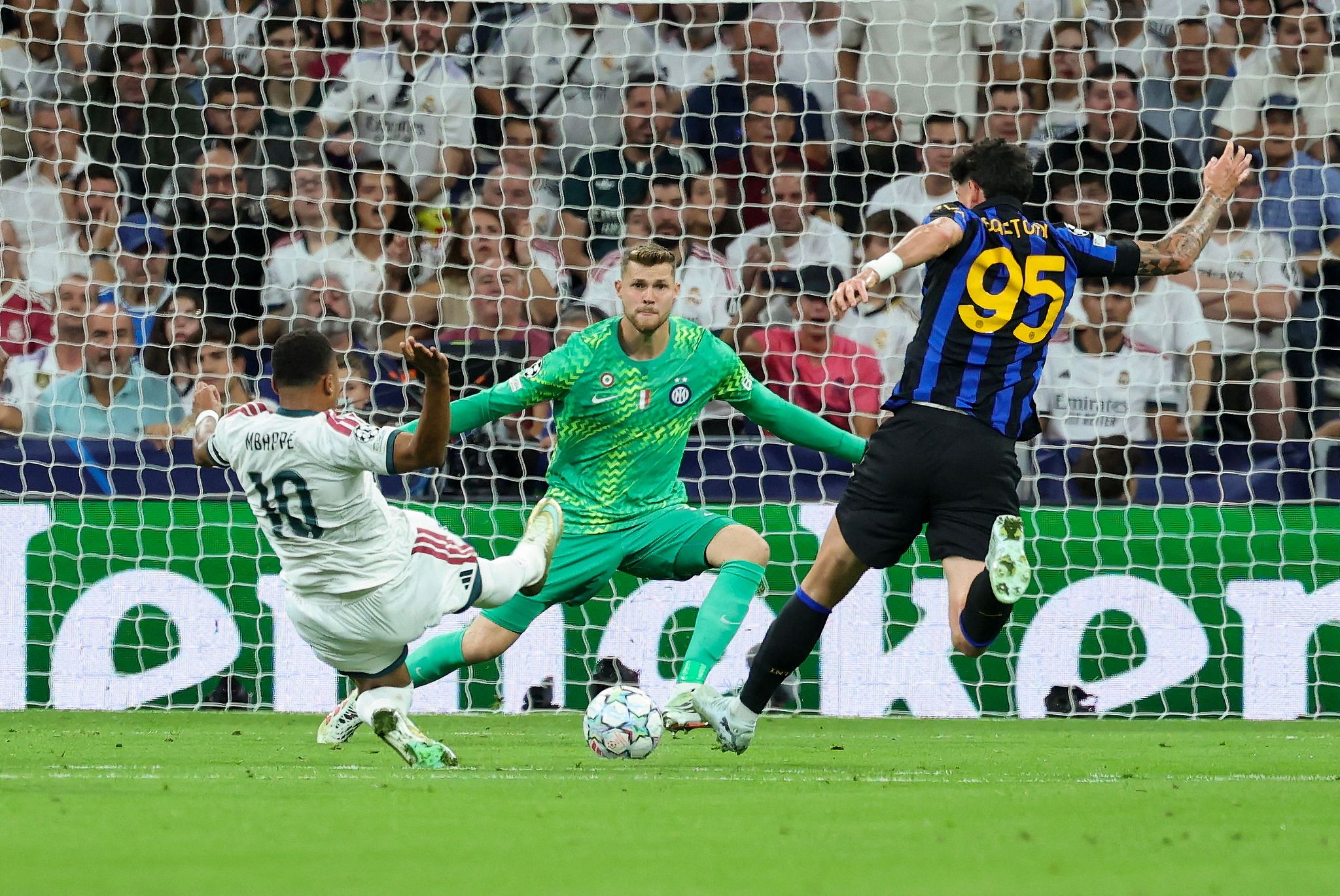 Real Madrid's Kylian Mbappe (#10) scores in the UEFA Champions League match against Inter Milan at the Santiago Bernabeu Stadium in Madrid, Spain, September 8, 2026. /VCG