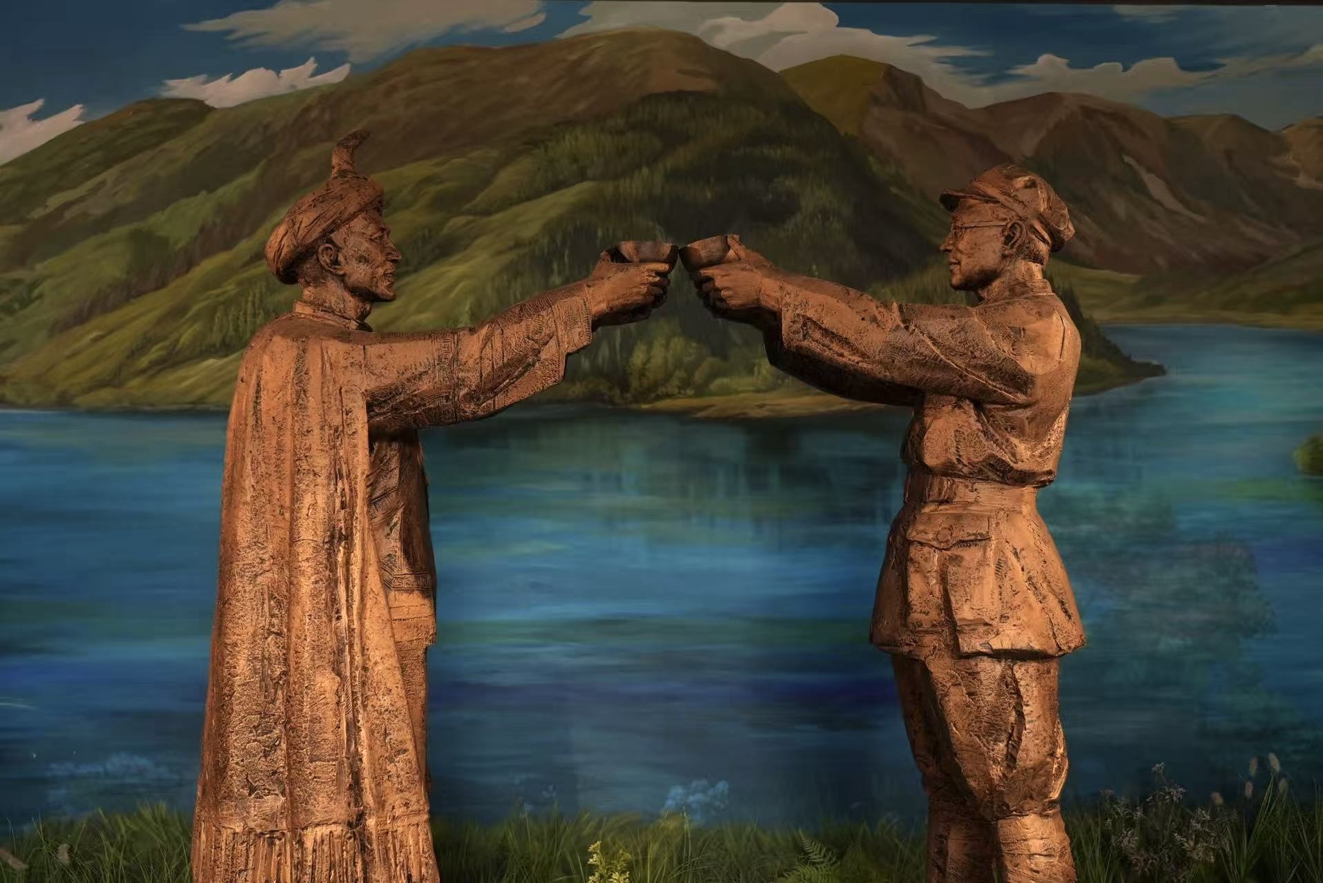 A sculpture recreates the 1935 Yihai Alliance, showing Red Army commander Liu Bocheng and Yi leader Xiaoyedan pledging brotherhood. Following Yi tradition, they used water from Yihai Lake in place of wine during the ceremony./CGTN