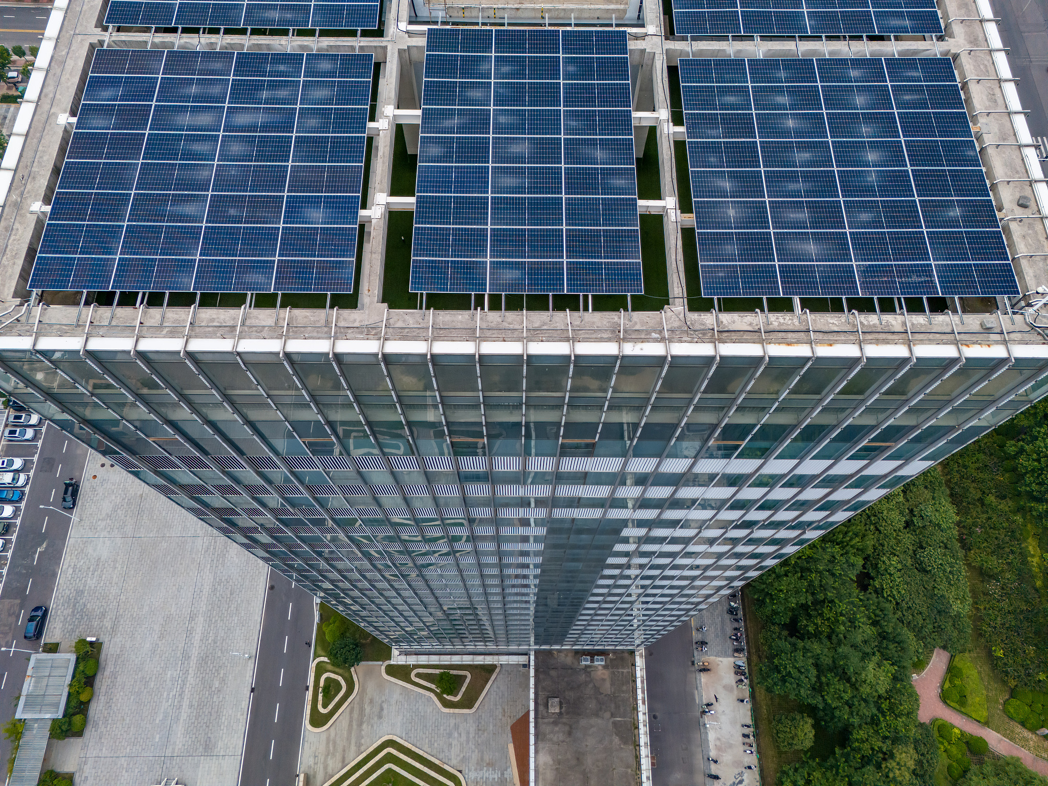 A high-rise office building topped with solar panels at an industrial park in Zhengzhou, Henan Province, central China, August 18, 2026. /VCG