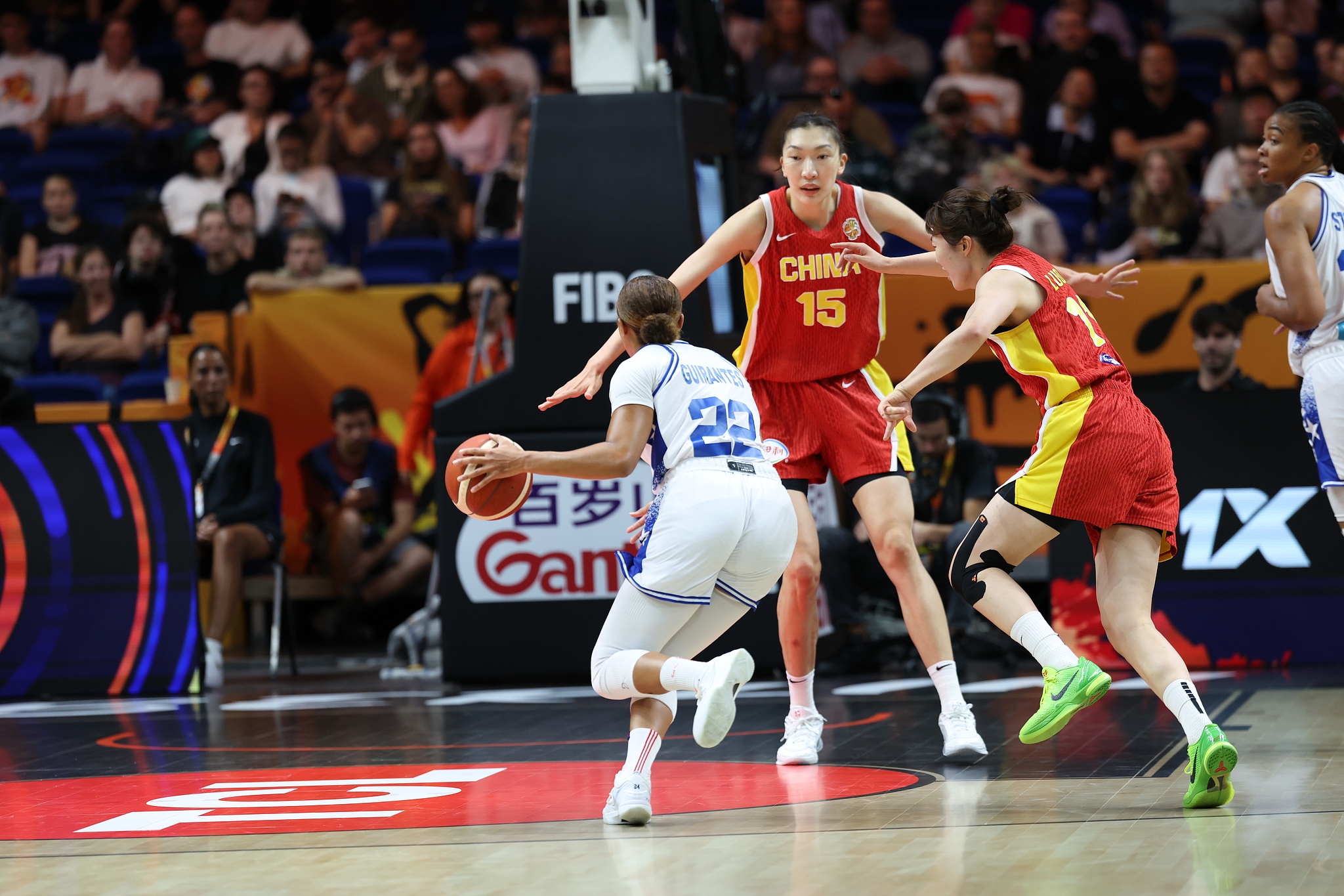 China's Han Xu (#15) and Luo Xinyu (#11) defend against Puerto Rico's Arella Guirantes (#22) in a knockout game at the 2026 FIBA Women's World Cup in Berlin, Germany, September 9, 2026. /VCG