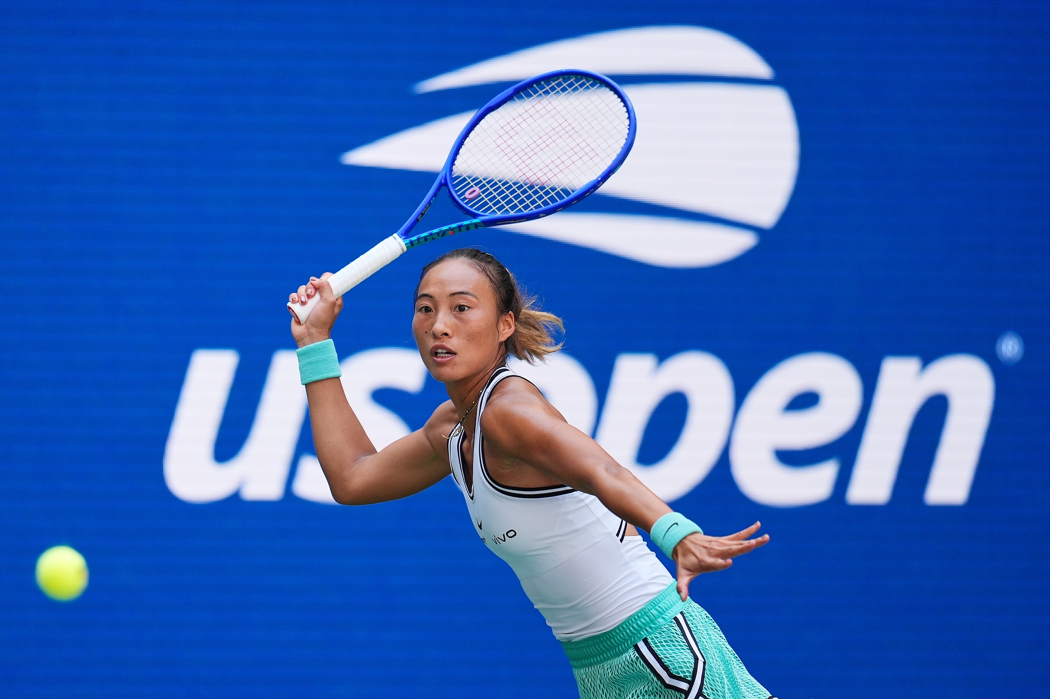 China's Zheng Qinwen prepares to hit a shot against Kazakhstan's Elena Rybakina in a women's singles quarterfinal match at the US Open in Queens, New York, USA, September 9, 2026. /VCG