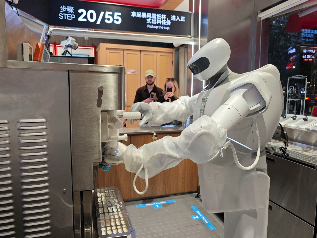 A robot makes ice cream for customers at the world's first robot ice cream restaurant in Shanghai, China, on September 8, 2026. /VCG