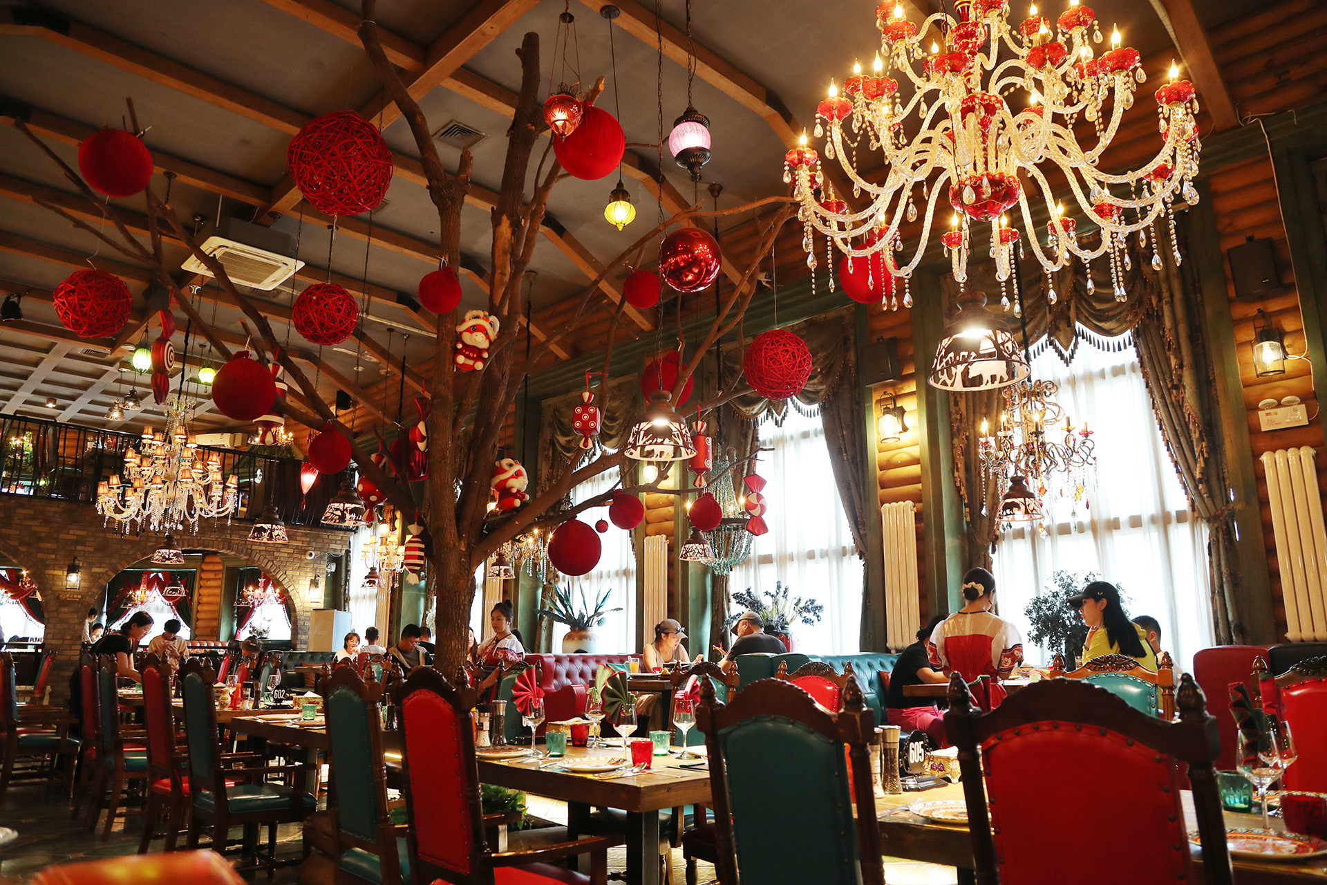 People dine at a Russian restaurant in Hulunbuir, Inner Mongolia. /CGTN