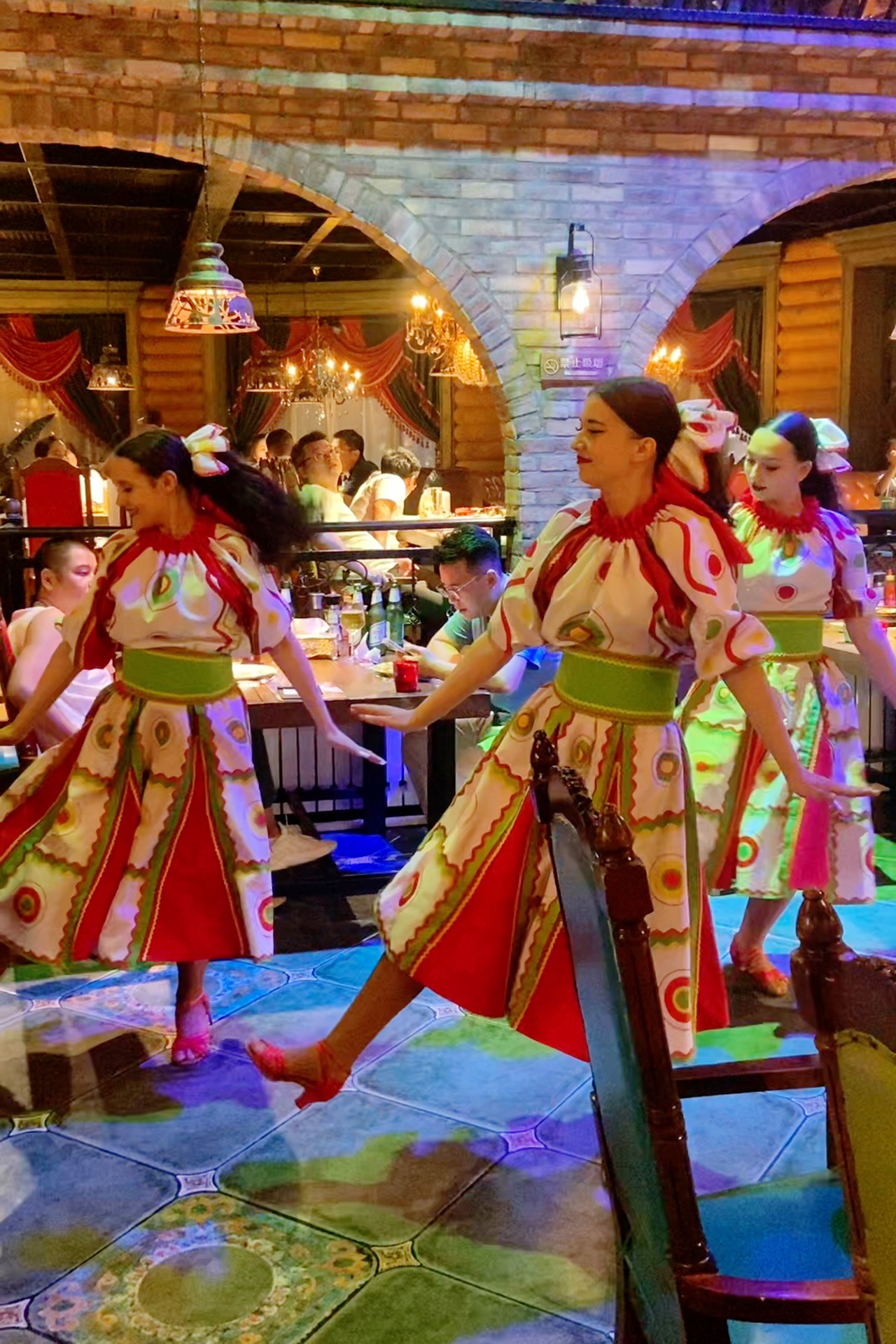 Dancers perform at a Russian restaurant in Hulunbuir, Inner Mongolia. /CGTN
