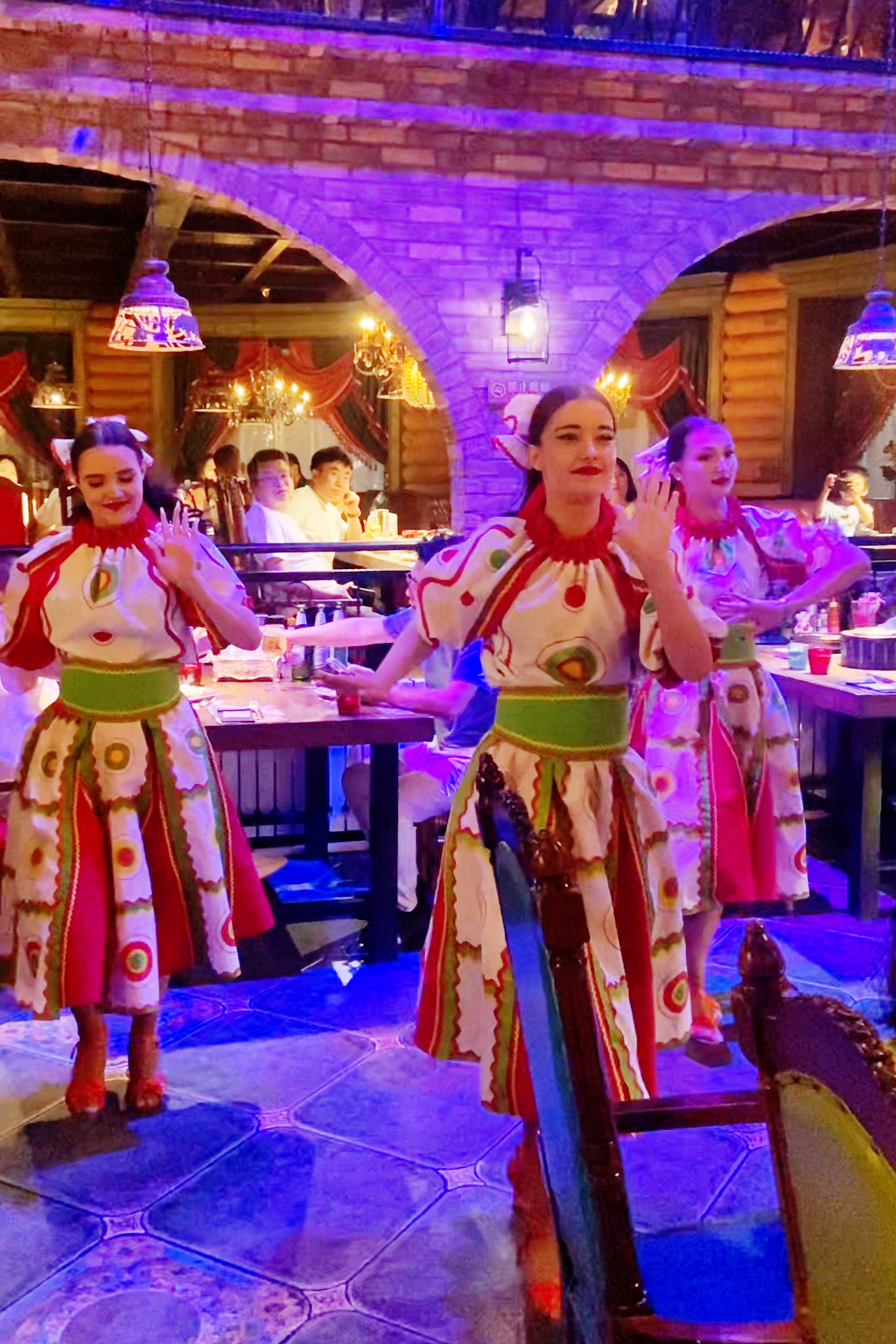 Dancers perform at a Russian restaurant in Hulunbuir, Inner Mongolia. /CGTN