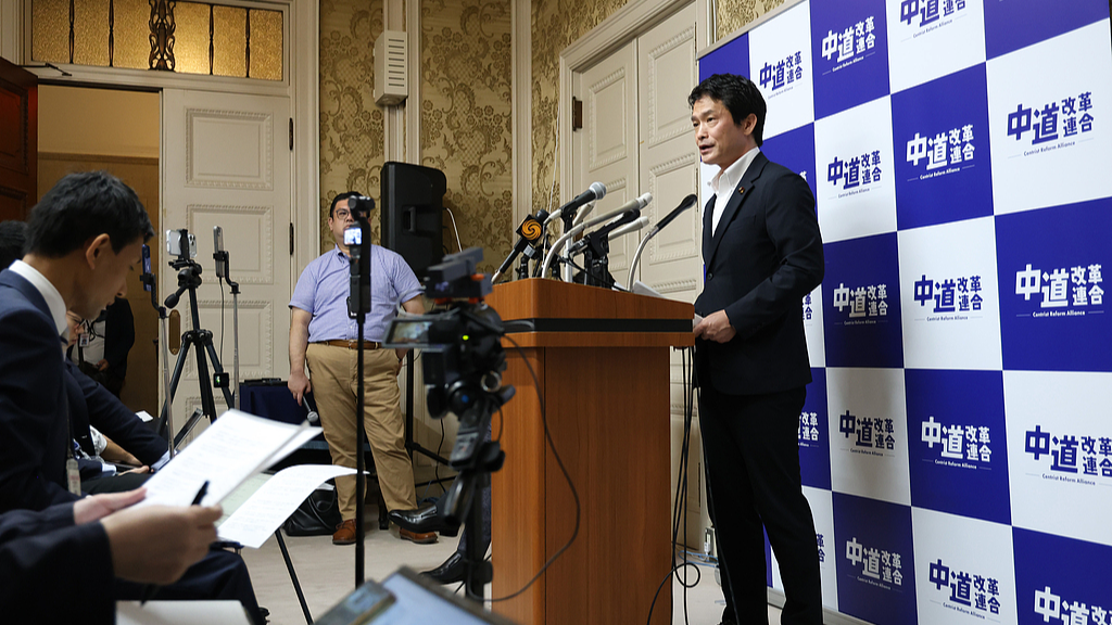 Junya Ogawa, president of the Centrist Reform Alliance, announces the dissolution of the alliance at a press conference, Tokyo, Japan, September 9, 2026. /VCG