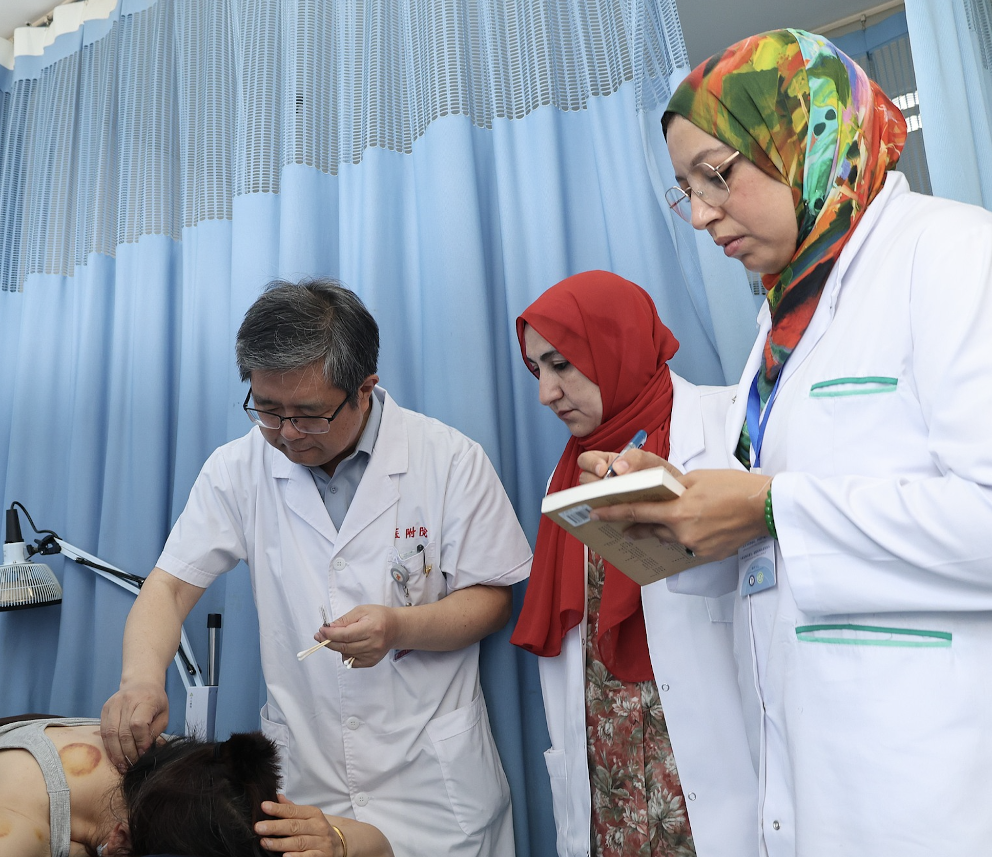 A professor in traditional Chinese medicine demonstrates acupuncture to international medical practitioners, Jinan City, Shandong Province, east China, July 3, 2026. /CFP