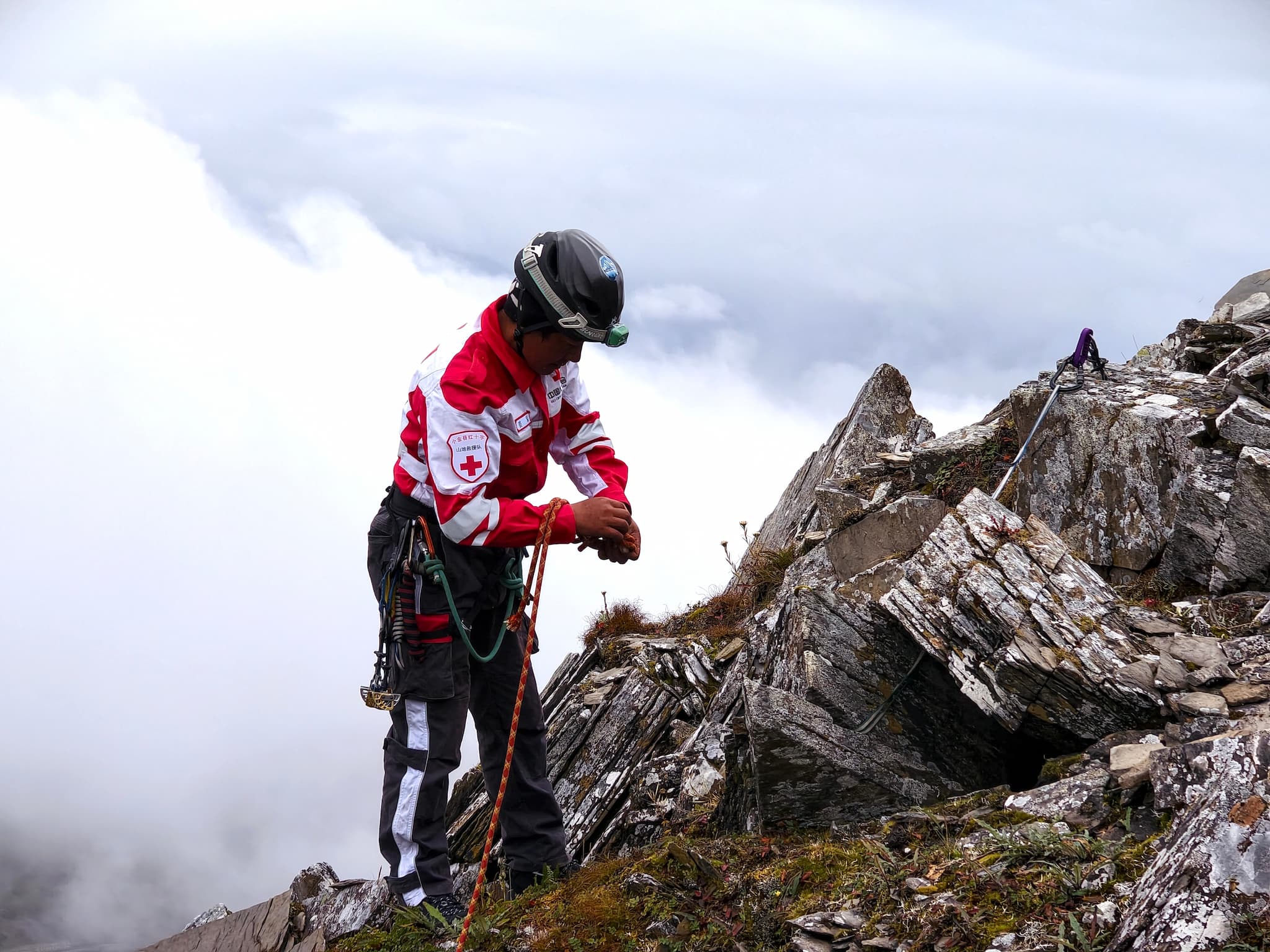 A member of the Xiaojin County Red Cross Mountain Rescue Team prepares to rescue an injured climber on Jiajin Mountain in Xiaojin County, Sichuan Province, September 12, 2026. Wang Yuxiang/CGTN