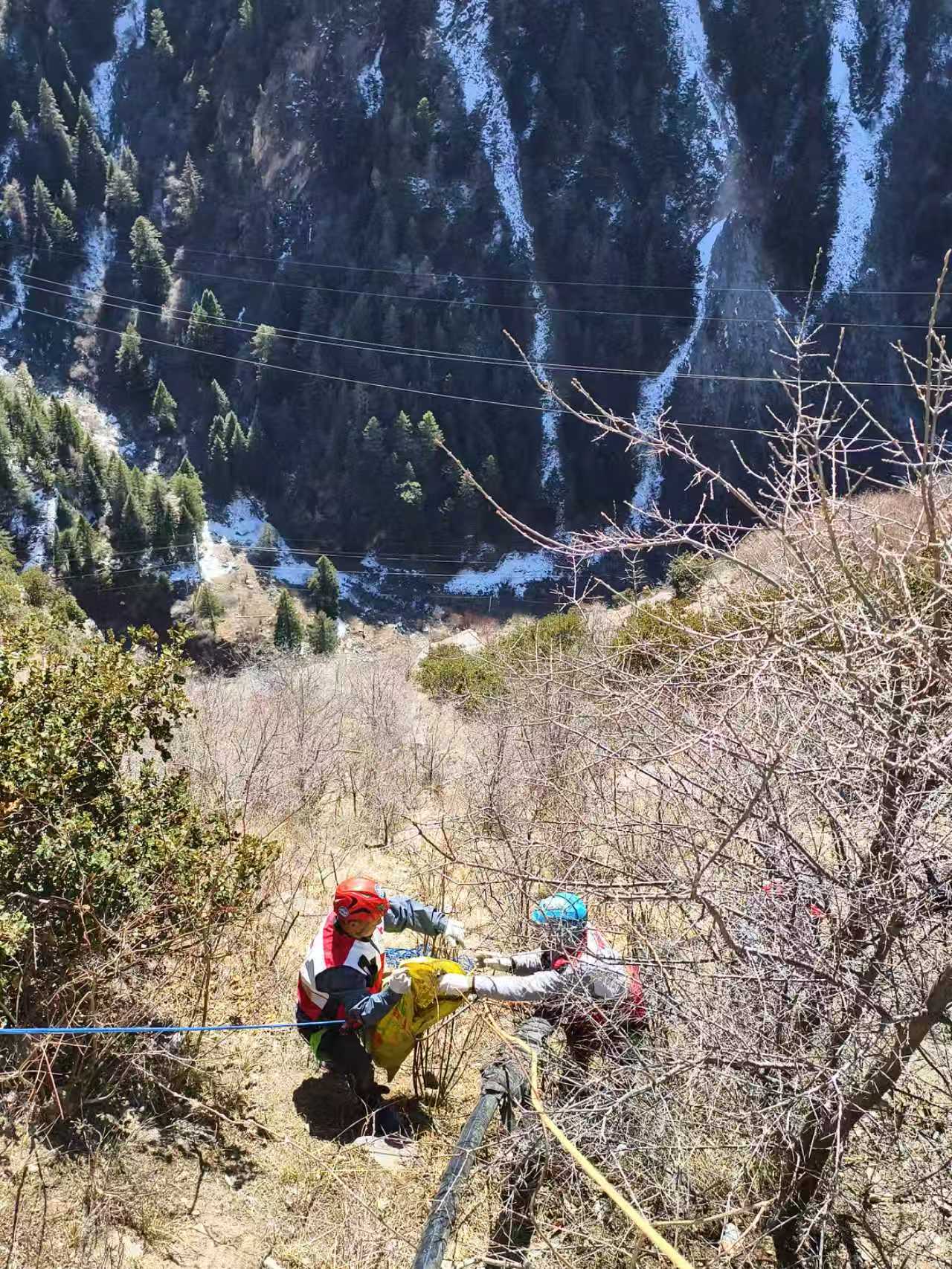 Members of the Xiaojin County Red Cross Mountain Rescue Team clear litter from the slopes of Siguniang Mountain in Xiaojin County, Sichuan Province, March 23, 2025./Courtesy of Yu Qiang