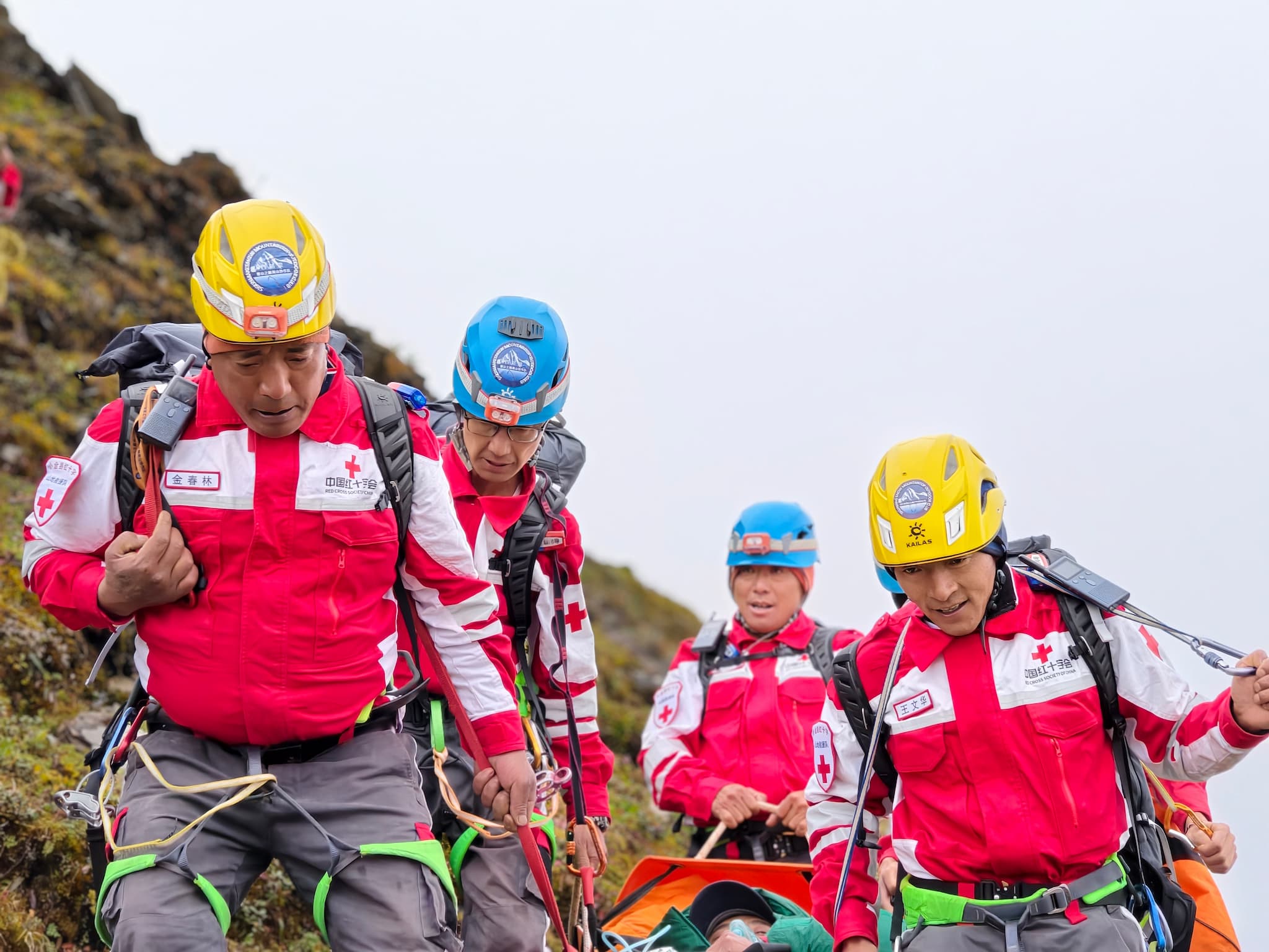 Members of the Xiaojin County Red Cross Mountain Rescue Team carry an injured climber down Jiajin Mountain following a rescue operation in Xiaojin County, Sichuan Province, September 12, 2026. Yang Jinghao/CGTN