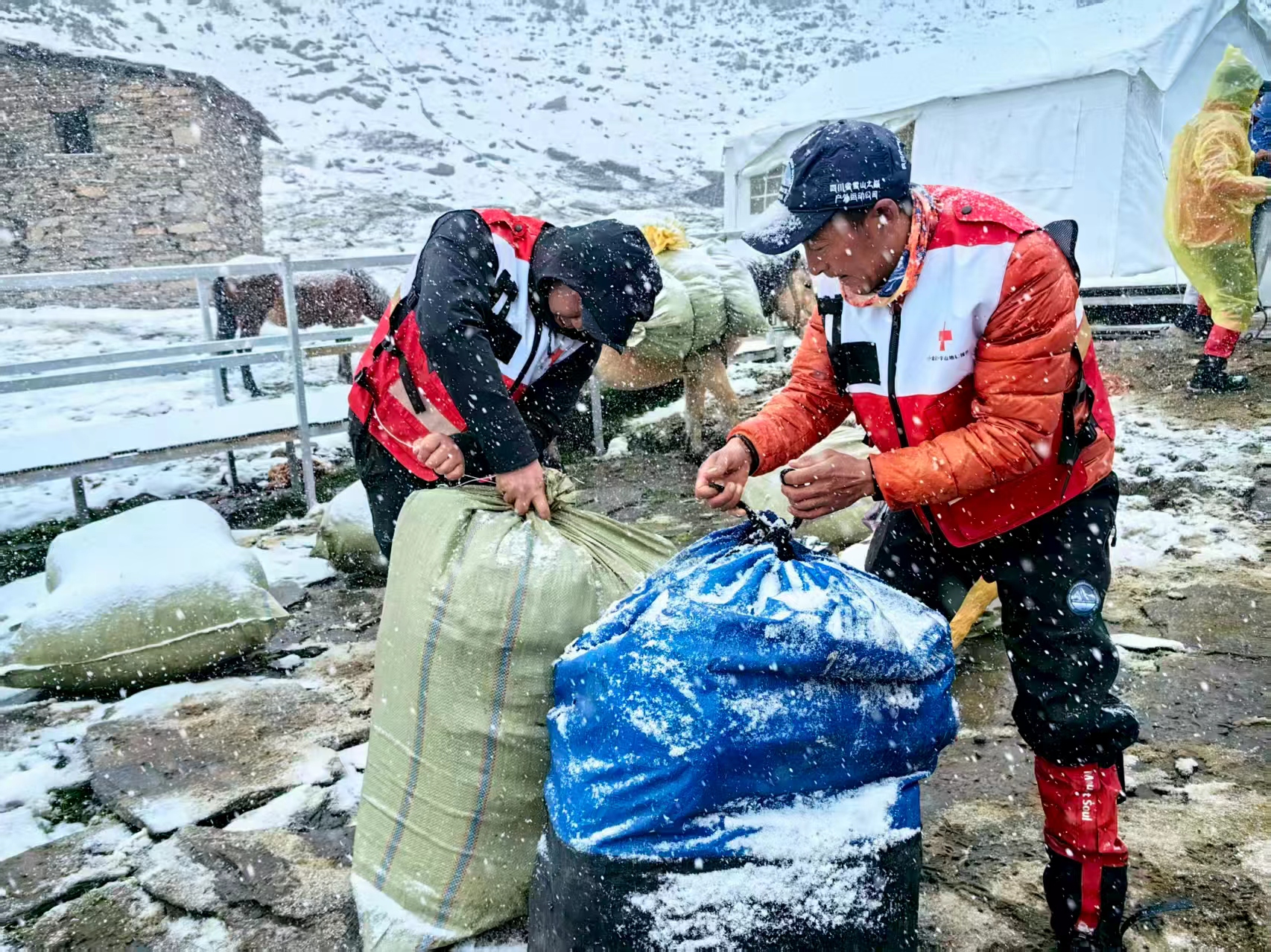 Members of the Xiaojin County Red Cross Mountain Rescue Team clear litter from Siguniang Mountain in Xiaojin County, Sichuan Province, October 26, 2025./Courtesy of Yu Qiang