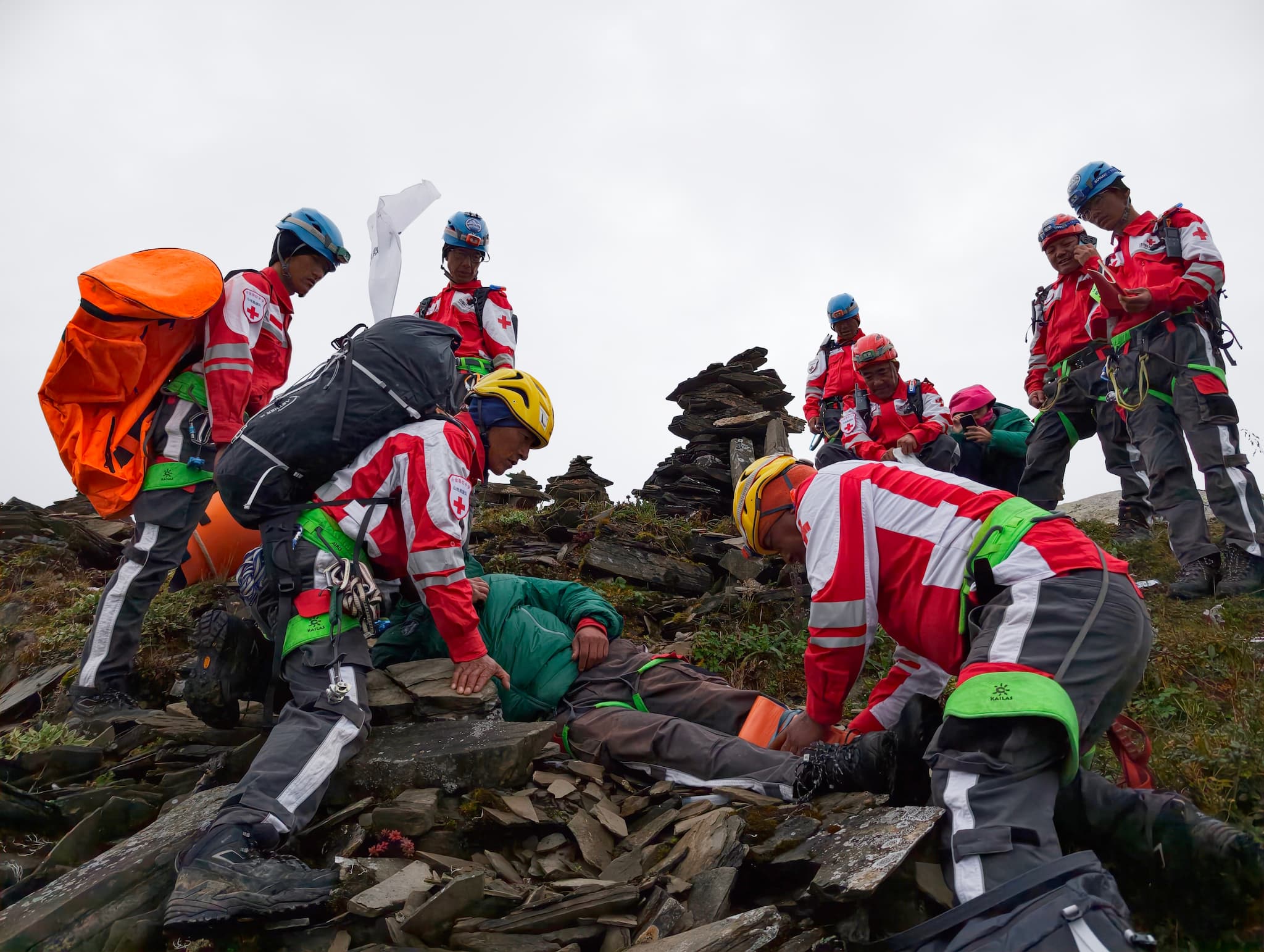 Members of the Xiaojin County Red Cross Mountain Rescue Team rescue an injured climber on Jiajin Mountain, a key crossing point along the Red Army’s Long March 91 years ago, in Xiaojin County, Sichuan Province, September 12, 2026. Wang Yuxiang/CGTN

