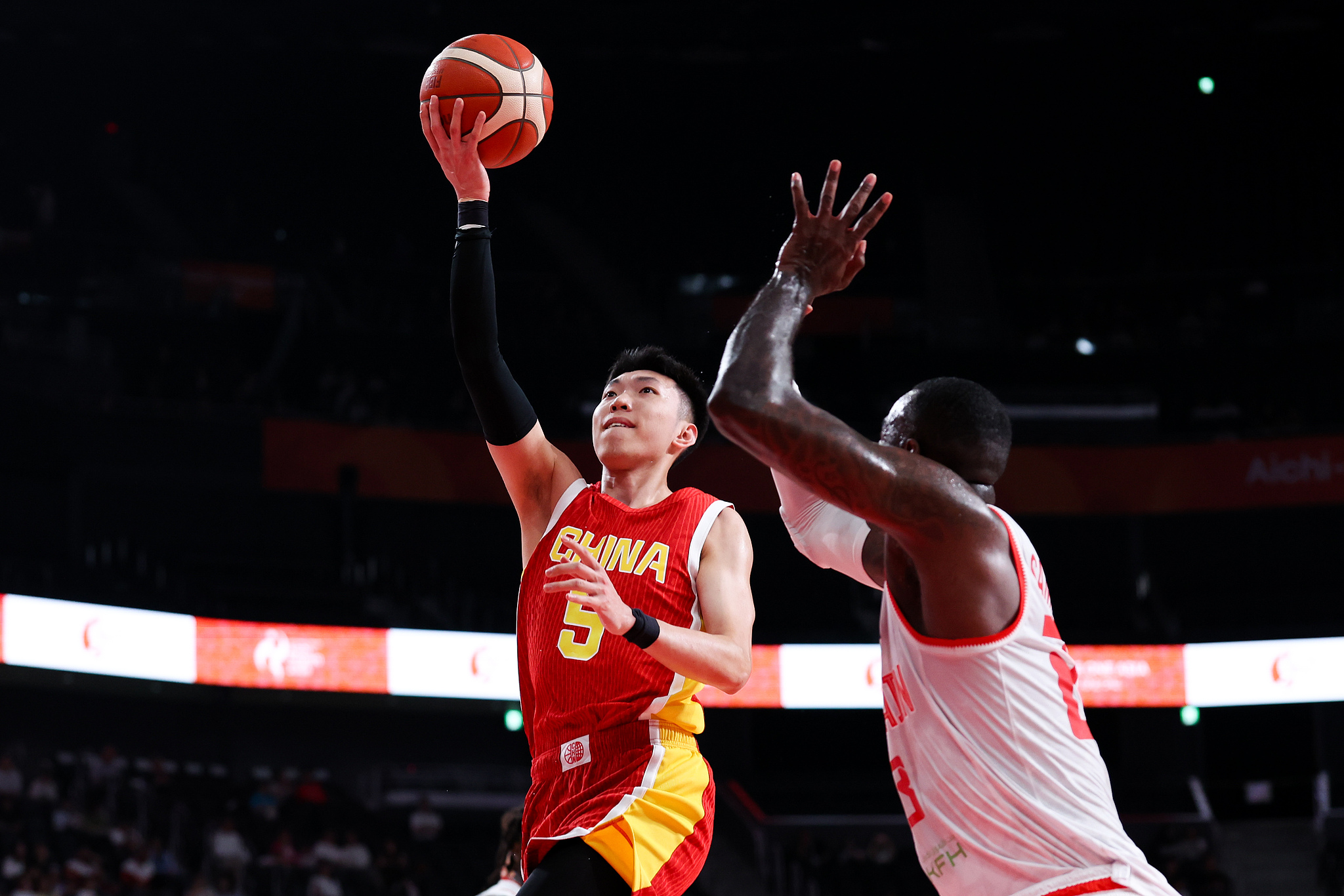 Liao Sanning (L) of China drives to the basket during the basketball men's Group C clash between Bahrain and China during the 20th Asian Games at Aichi International Arena in Nagoya, Aichi, Japan, September 12, 2026. /VCG