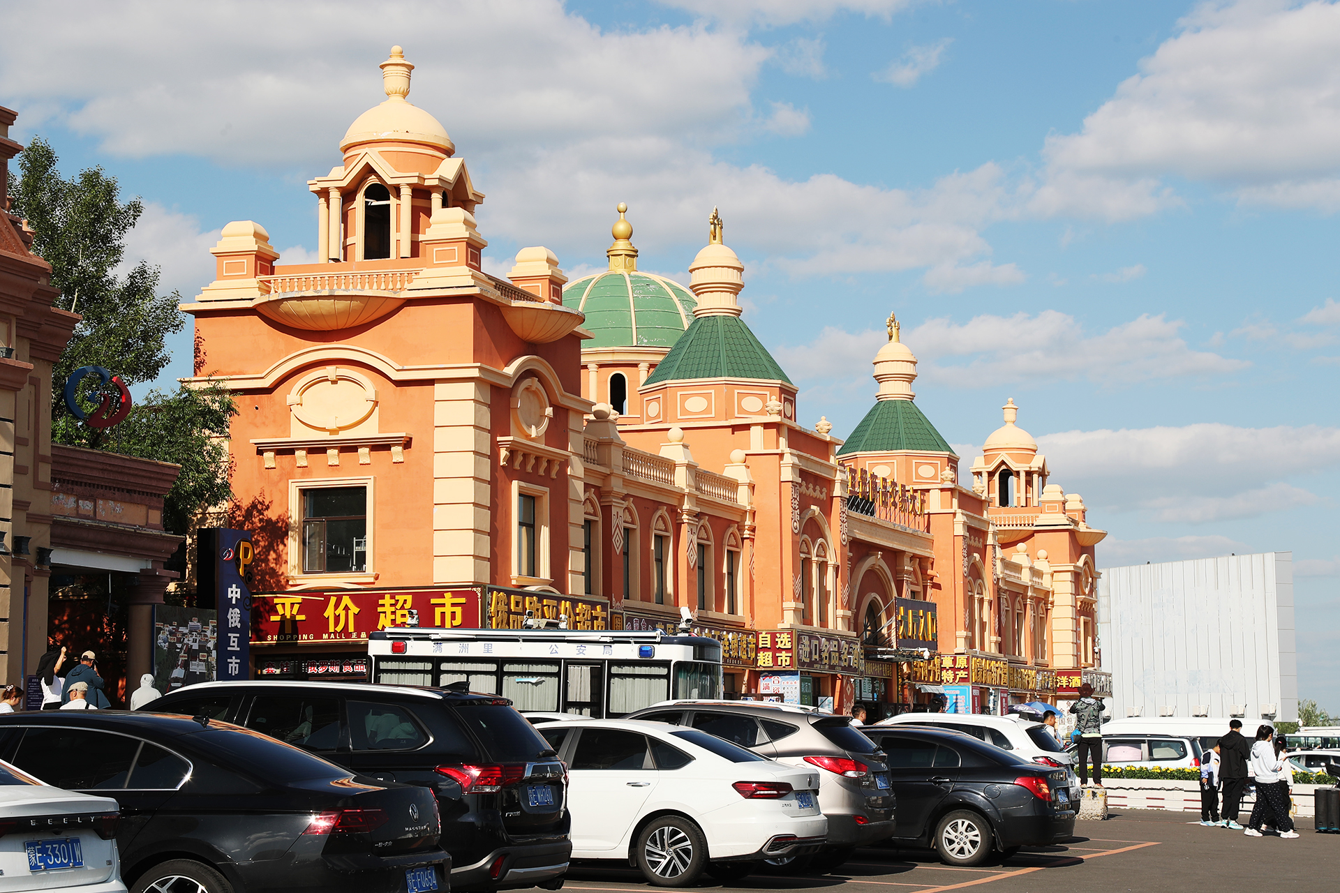 A view of the China-Russia mutual trade hall near the Pearl of the Northern Frontier Tower in Manzhouli, Hulunbuir, Inner Mongolia. /CGTN