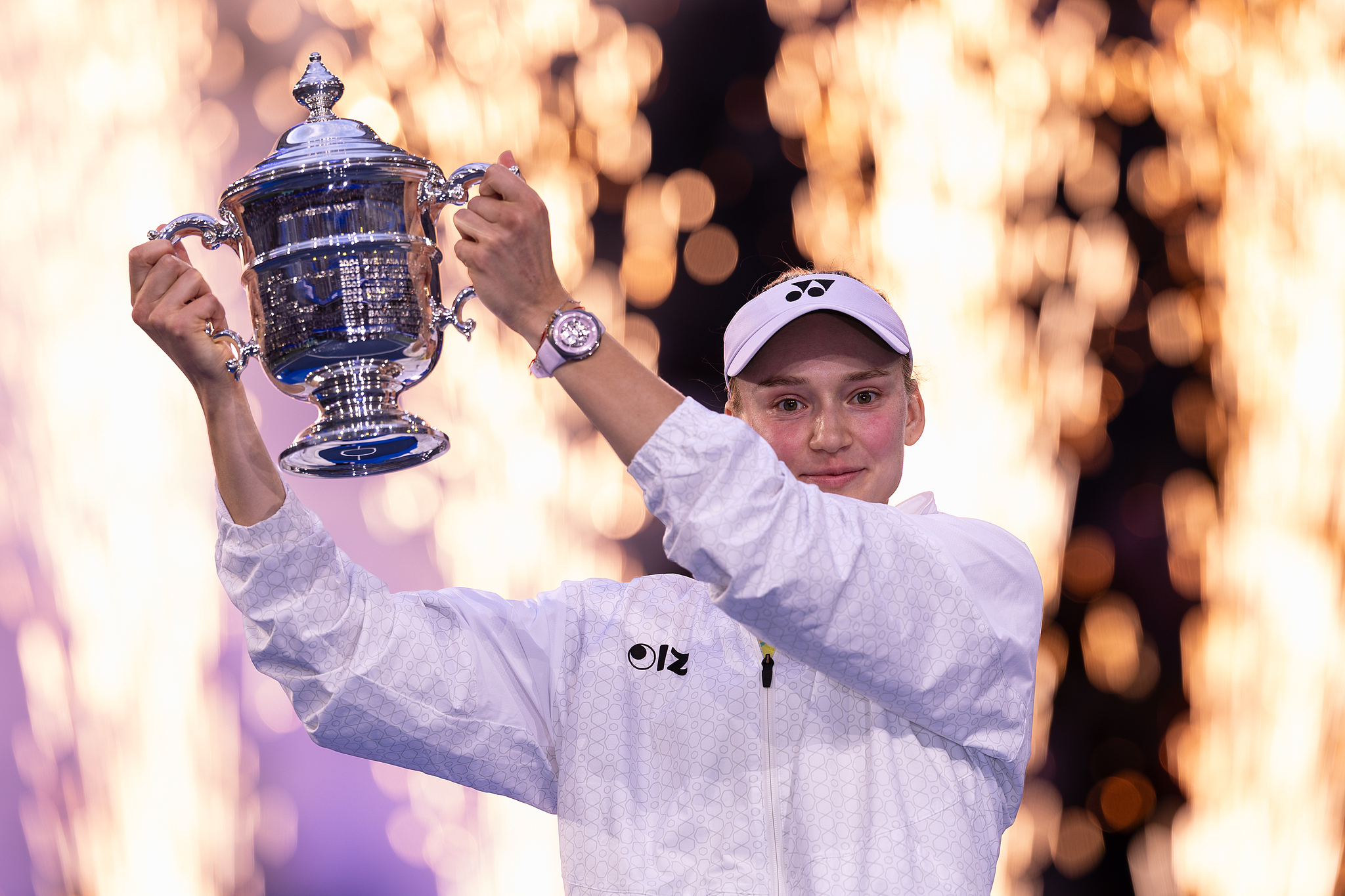 Elena Rybakina during the trophy ceremony after defeating Aryna Sabalenka in the women's final at the US Open at the USTA Billie Jean King National Tennis Center in New York City, US, September 12, 2026. /VCG