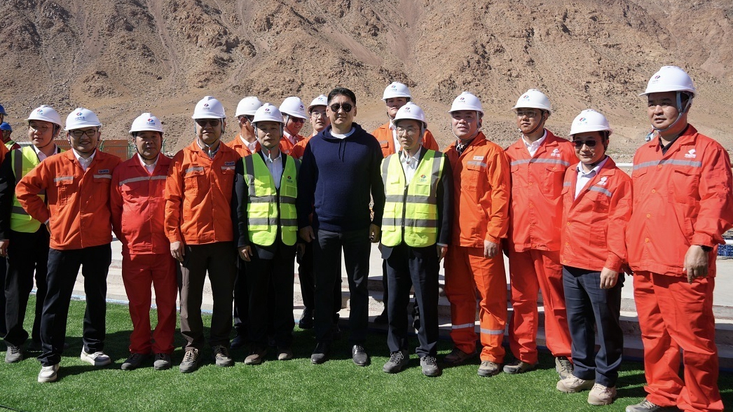 Mongolian President Ukhnaa Khurelsukh poses with workers at the construction site of the Erdeneburen Hydropower Plant in the western Khovd Province, Mongolia, September 13, 2026. /CMG