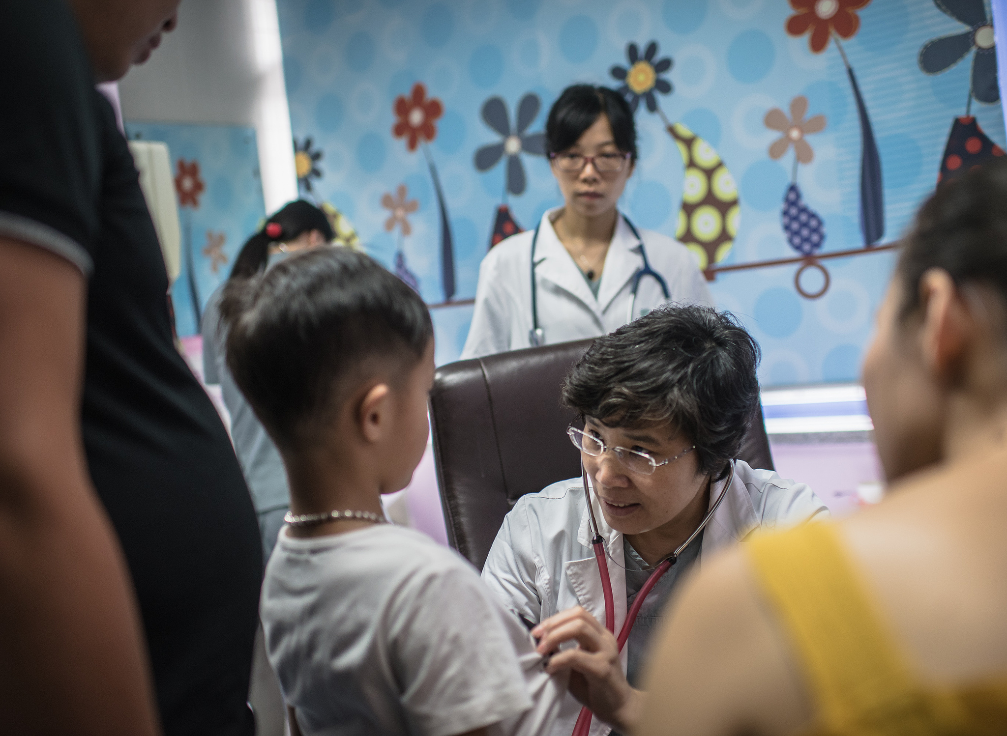 A doctor examines a young boy in Beijing, China, August 10, 2017. /VCG