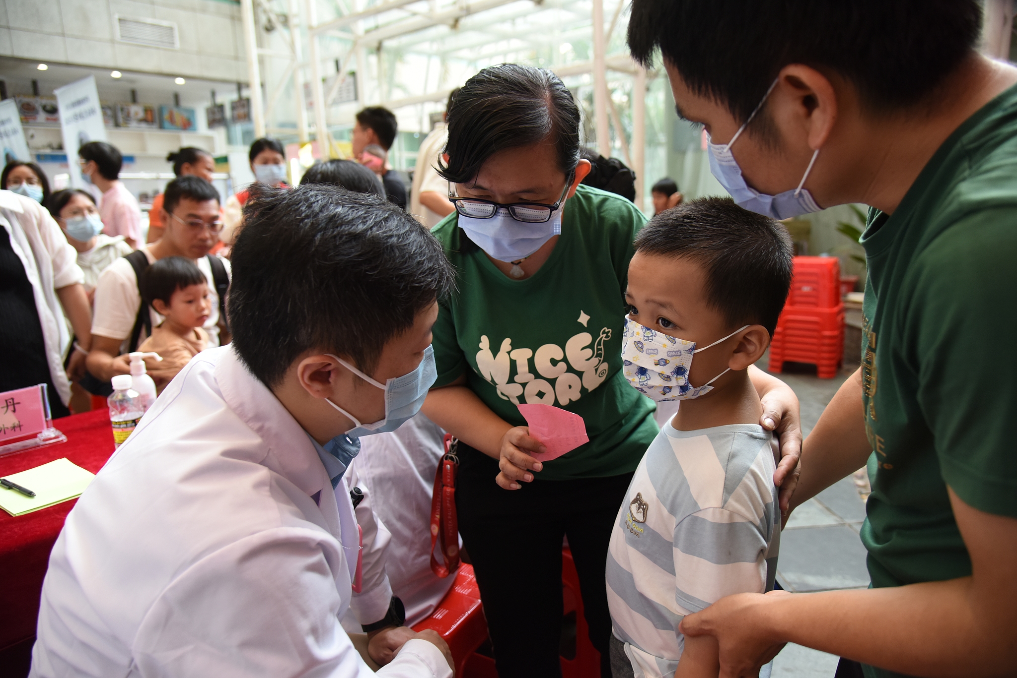 Doctors from Beijing Children's Hospital of Capital Medical University, provide free medical consultations in Haikou city, Hainan Province, south China, October 19, 2025. /VCG
