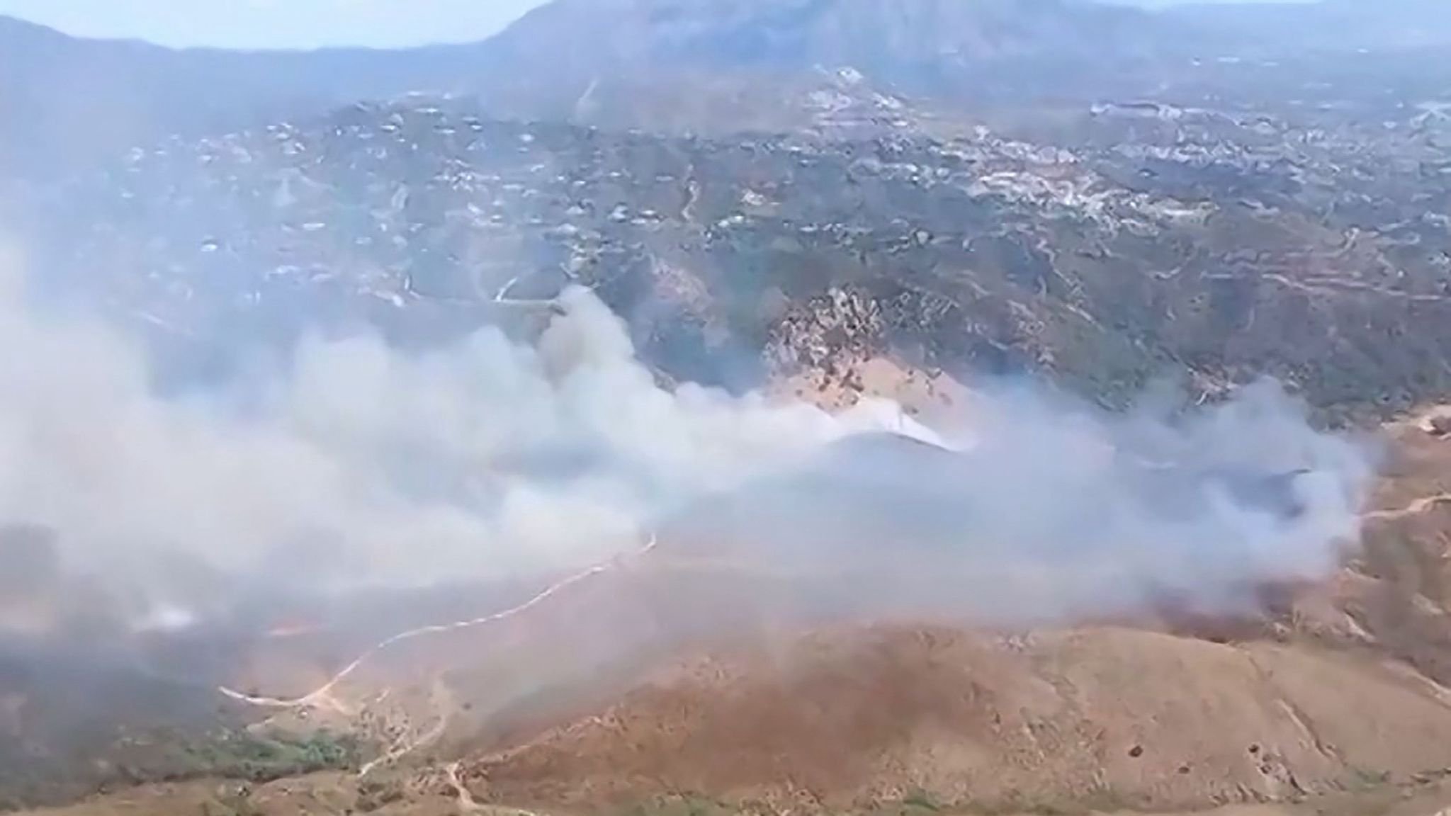 Footage shows smoke billowing from the wildfire in Benahavis, Malaga, Andalusia, Spain, September 13, 2026. /VCG