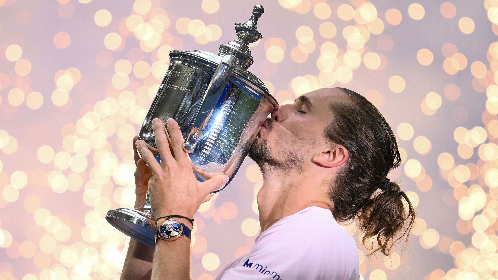 Germany's Alexander Zverev kisses the trophy after defeating USA's Ben Shelton in the men's singles final tennis match on day fifteen of the US Open at the USTA Billie Jean King National Tennis Center in New York, US, September 13, 2026. /VCG