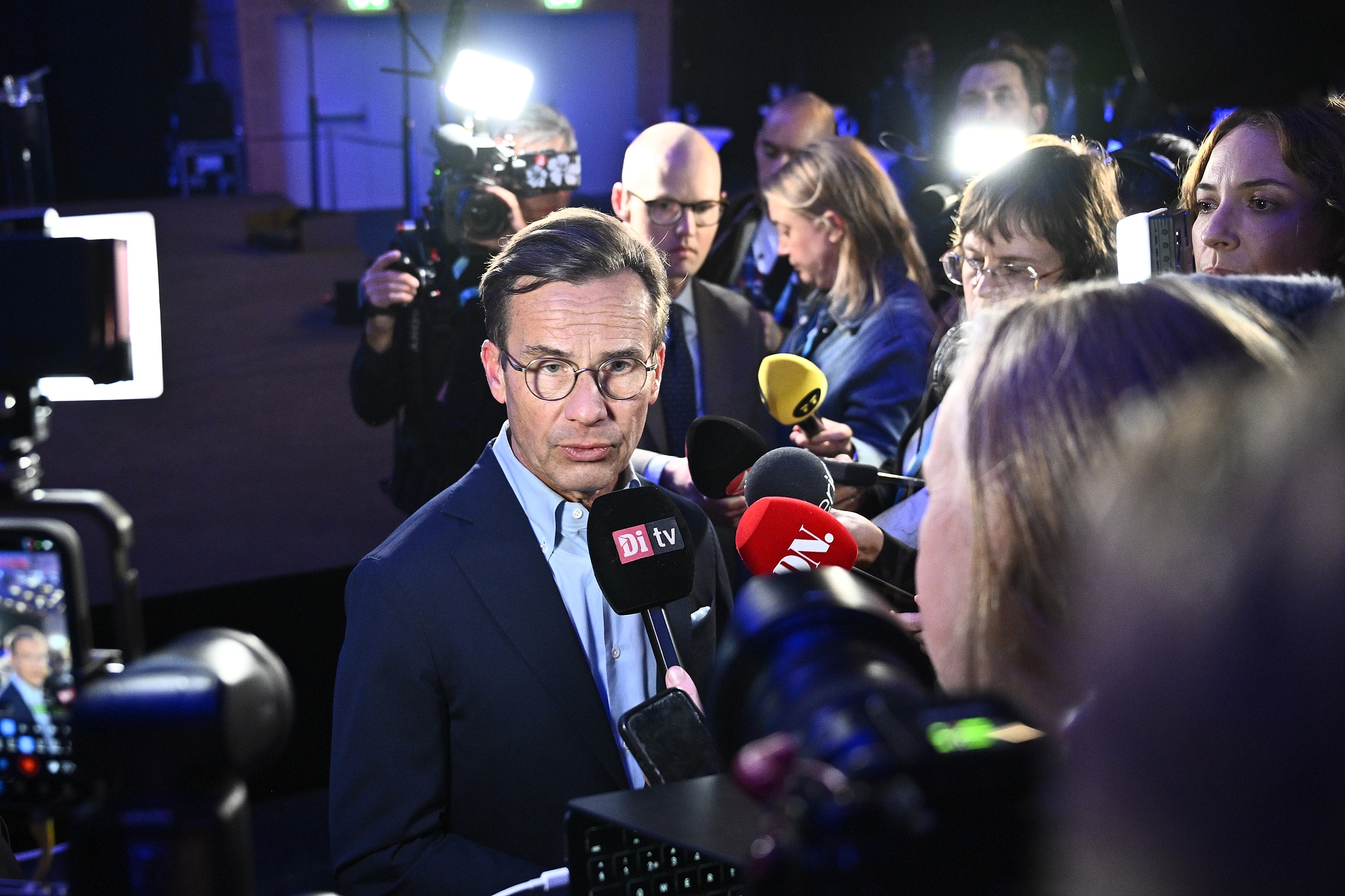 Moderates party leader Ulf Kristersson (C) speaks to the media during the Moderates' election night watch party in Stockholm, Sweden, September 13, 2026. /VCG