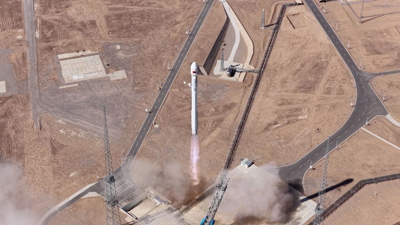 The Zhuque-2E Y7 carrier rocket lifts off from a launchpad at the Dongfeng commercial space innovation pilot zone, northwest China, September 15, 2026. /CMG