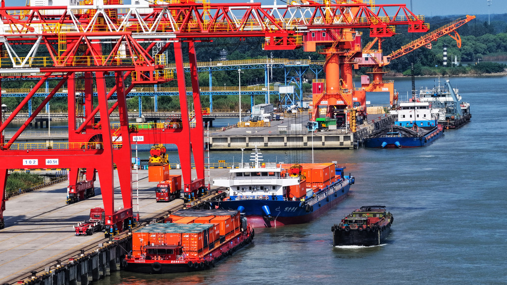 China's economy stays stable, powered by tech manufacturing and trade