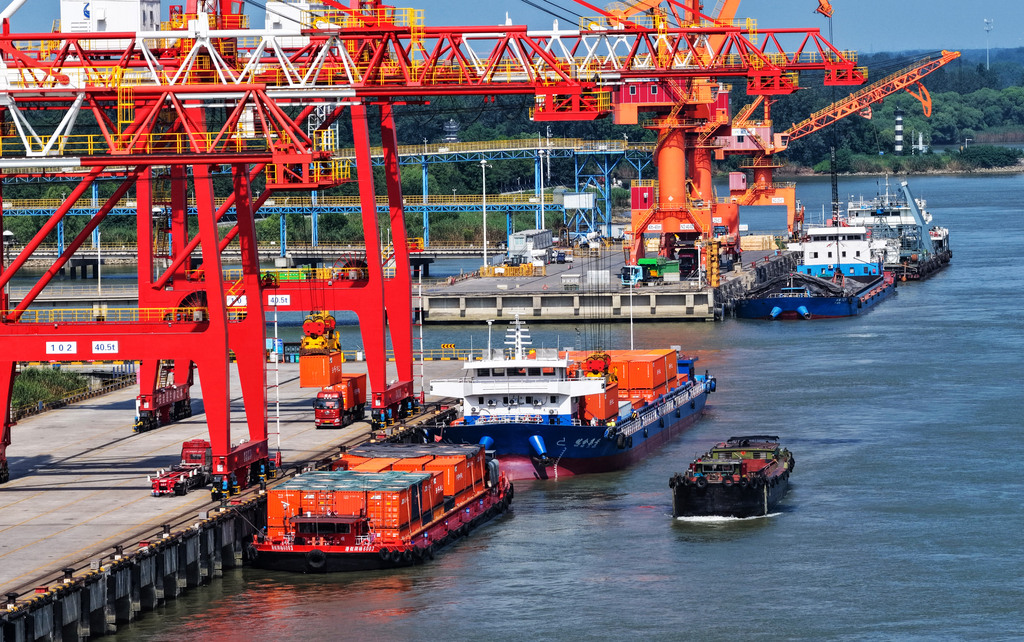 Containers are loaded onto a cargo ship at Yangzhou Port, Yangzhou, Jiangsu Province, August 7, 2026. /VCG