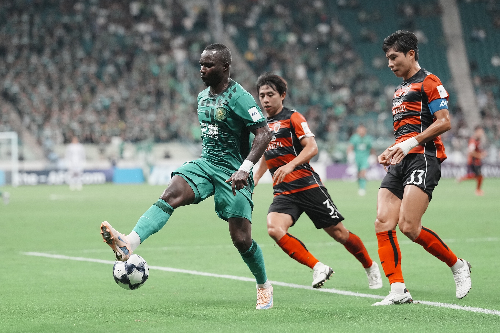 Beijing Guoan's Chadrac Akolo (L) controls the ball against Pohang Steelers in an AFC Champions League Elite East Region League Stage match in Beijing, China, September 15, 2026. /VCG