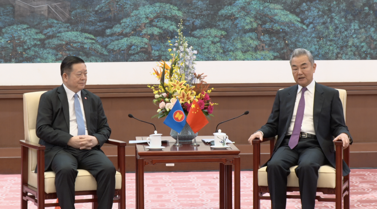 Chinese FM Wang Yi meets ASEAN Secretary-General Kao Kim Hourn