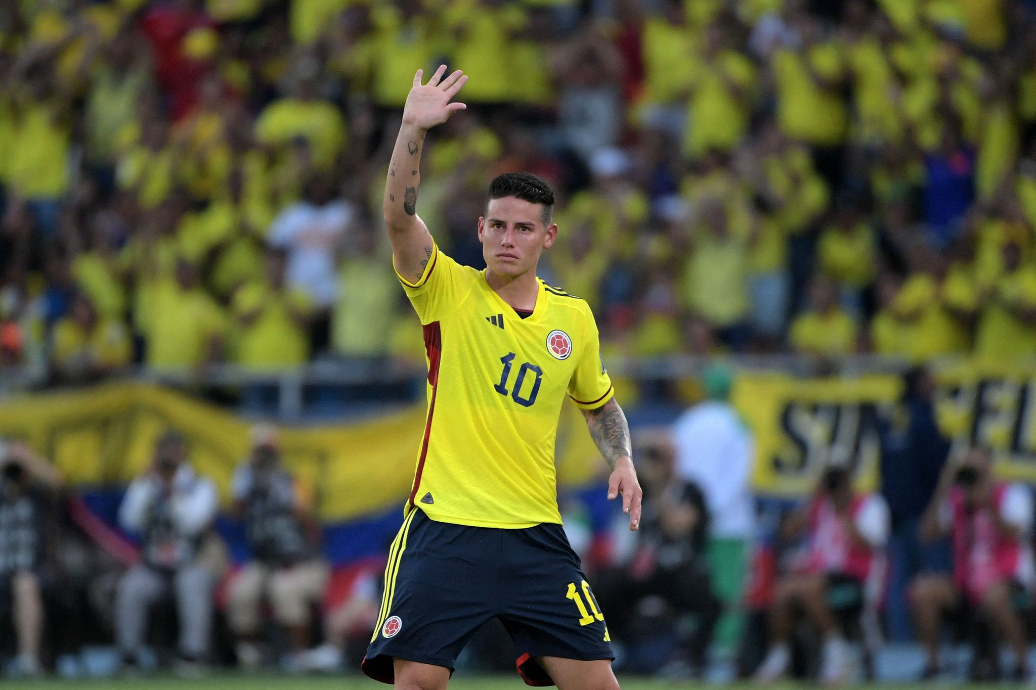 Colombian midfielder James Rodriguez waves to the crowd as he leaves the field during a 2026 FIFA World Cup South American Qualifying match against Uruguay in Barranquilla, Colombia, October 12, 2023. /VCG