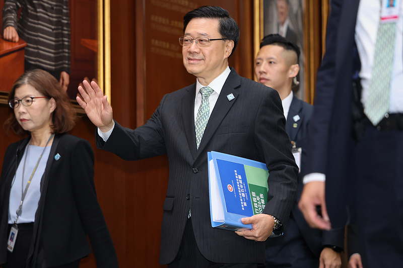 John Lee, chief executive of the Hong Kong Special Administrative Region (HKSAR), arrives at the Legislative Council chamber to deliver the city's five-year plan for economic and social development (2026-2030) and the 2026 policy address in Hong Kong, south China, September 16, 2026. /VCG

