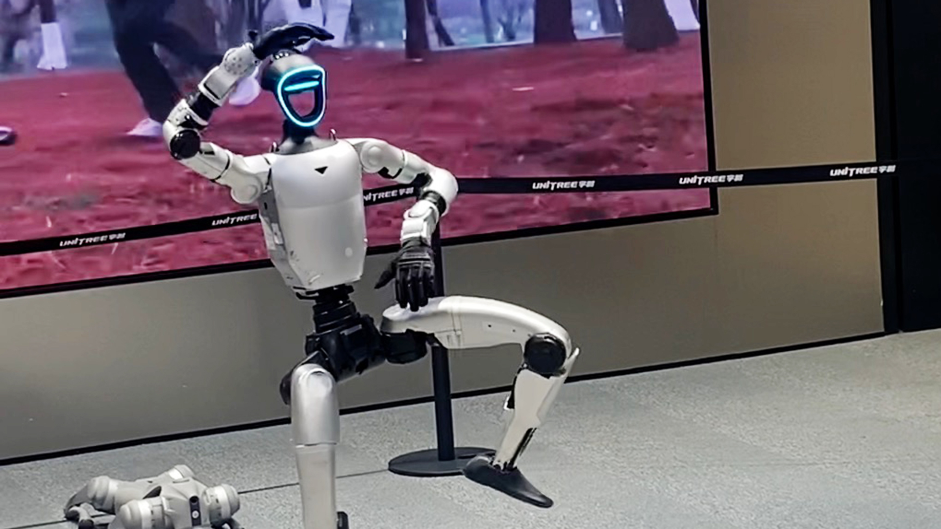 One robot, several dances