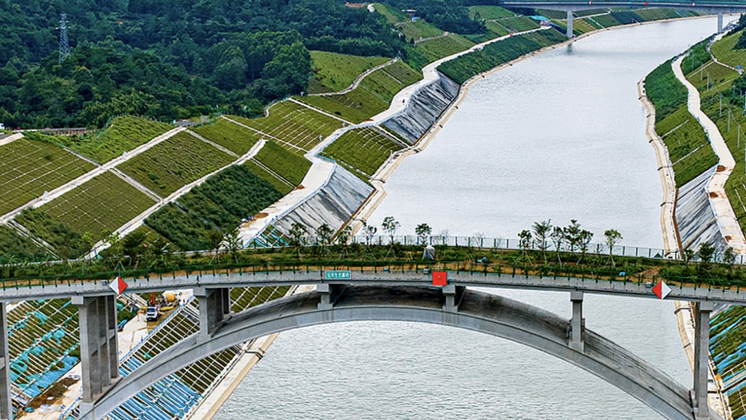 The wildlife eco-bridge at the watershed section of the Pinglu Canal spans the navigable channel. /CMG