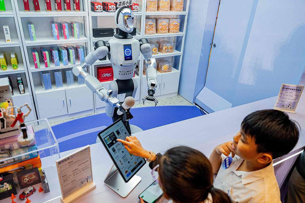 School students try out the Galbot's unmanned robot in a convenience store during its launch in Hong Kong, August 31, 2026. /VCG 