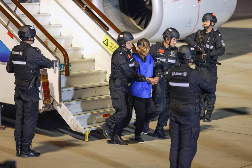 A telecom fraud suspect is escorted by Chinese police officers at the Kunming Changshui International Airport in Kunming, southwest China's Yunnan Province, January 30, 2024. /Xinhua