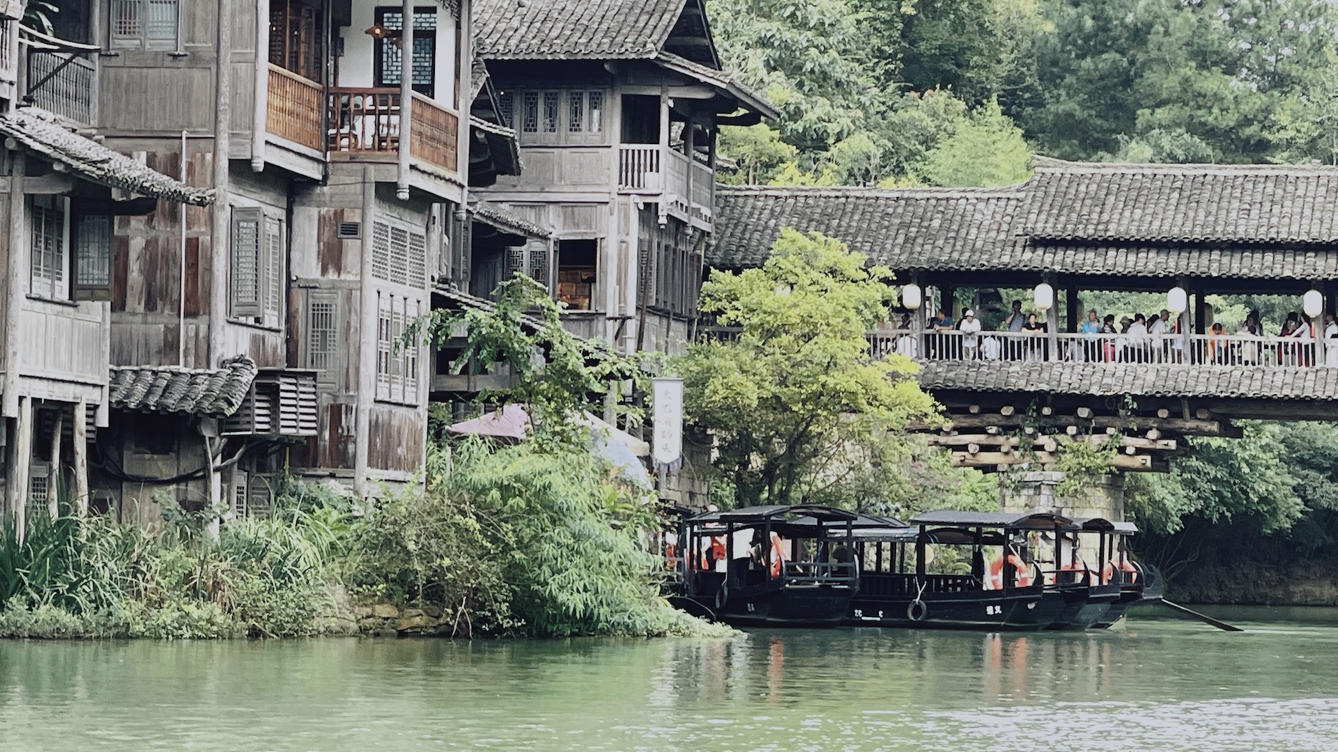 Wooden sculling boats travel along the Wujiang River in Guizhou, China. /CGTN