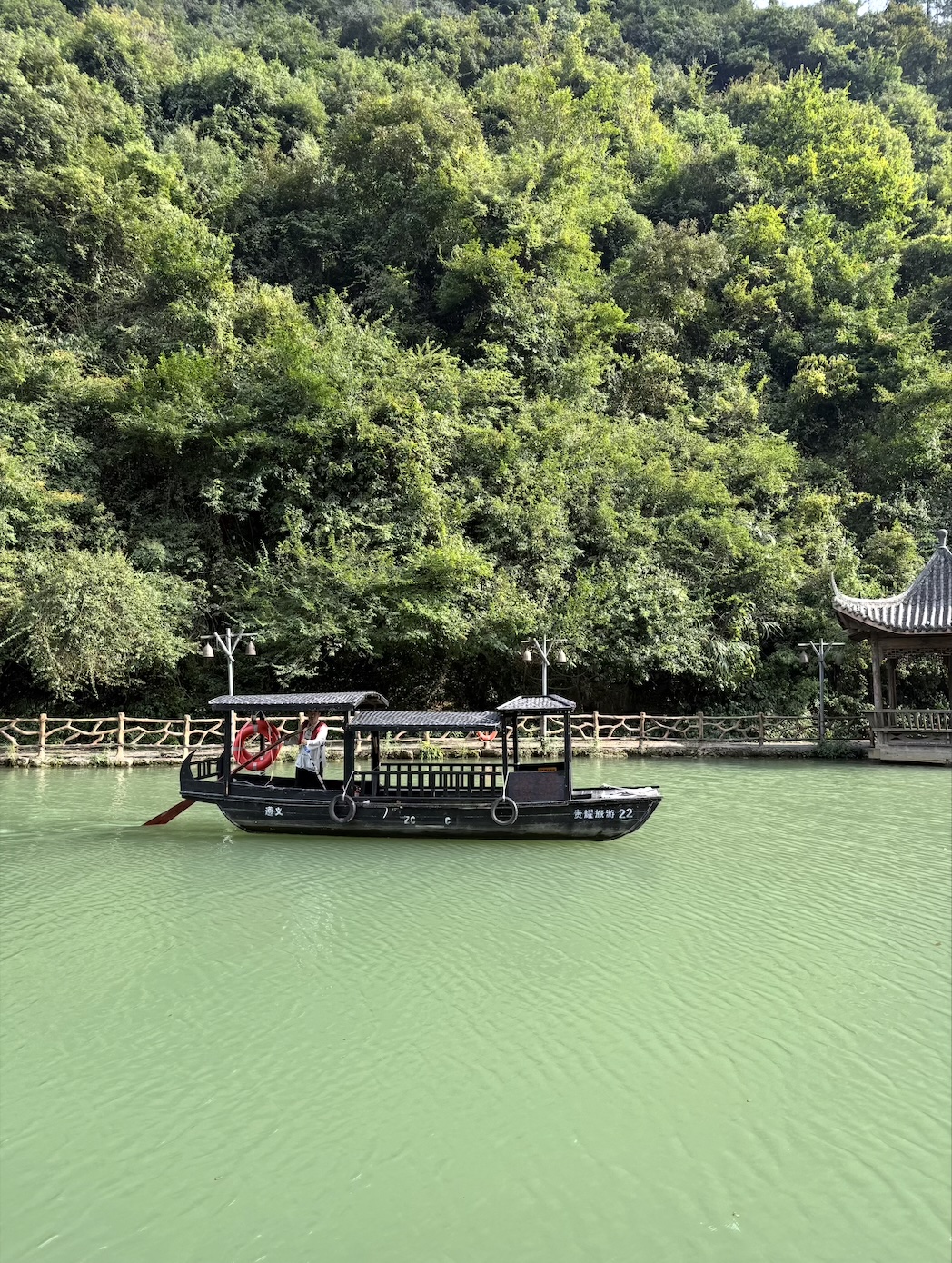 A wooden sculling boat travels along the Wujiang River in Guizhou, China. /CGTN