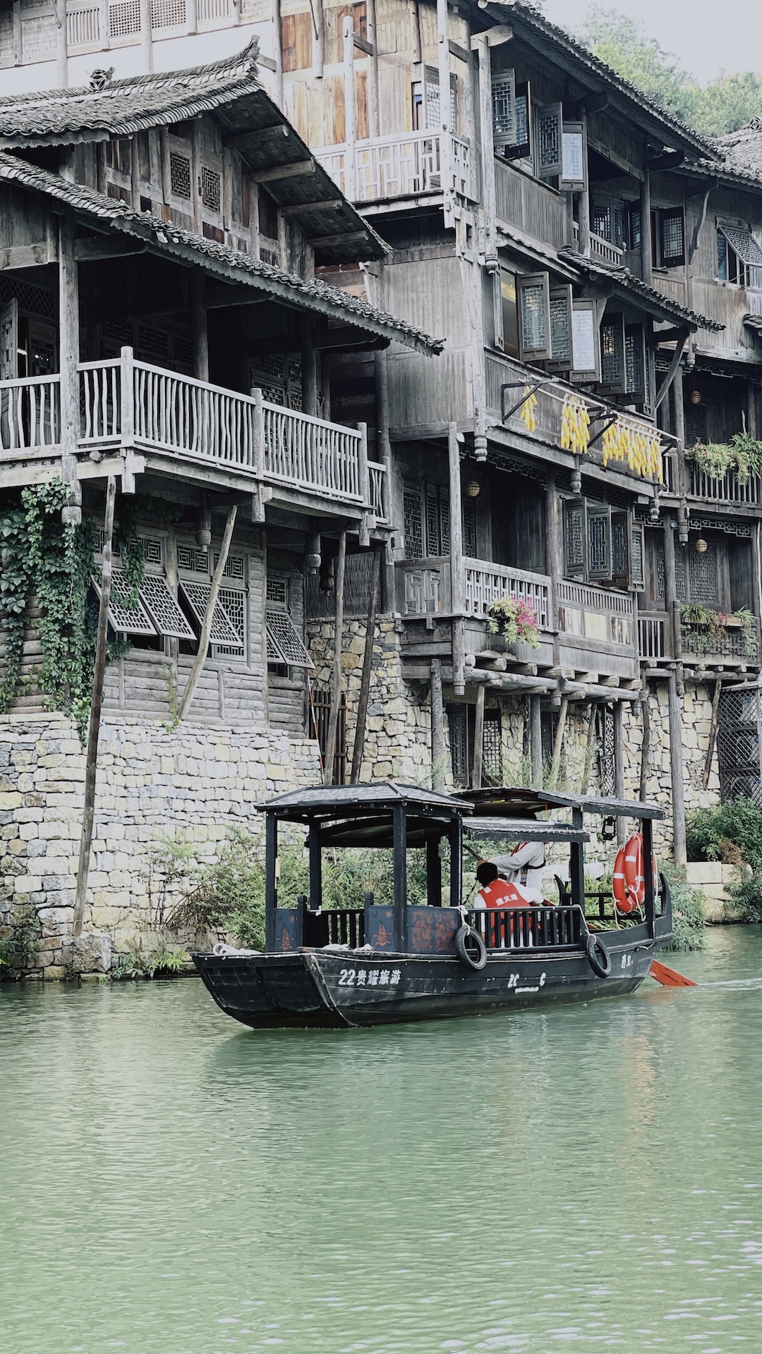 A wooden sculling boat travels along the Wujiang River in Guizhou, China. /CGTN