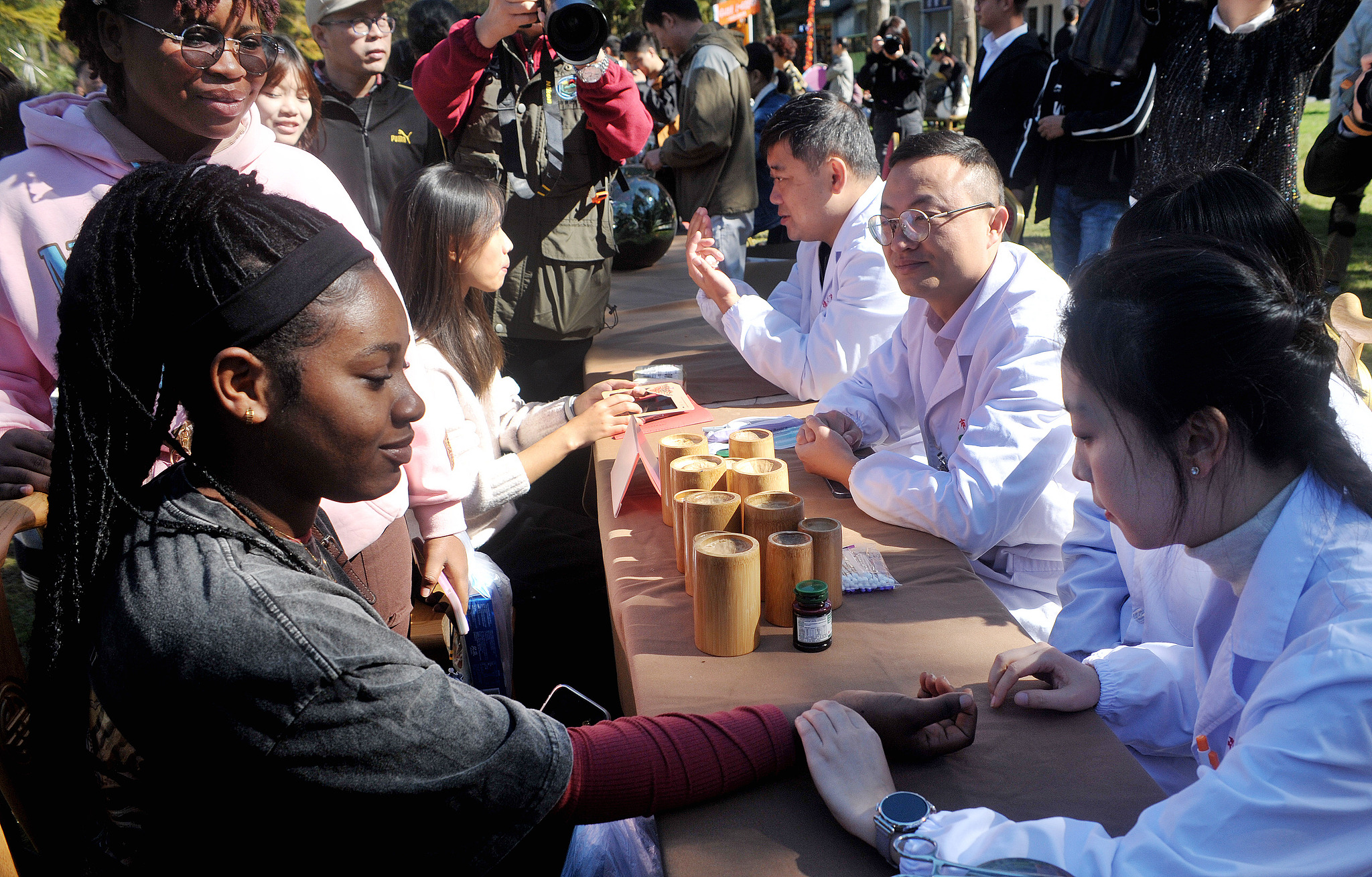 A foreign tourist receives a traditional Chinese medicine (TCM) pulse diagnosis in Dexing, east China's Jiangxi Province, November 15, 2025. /CFP
