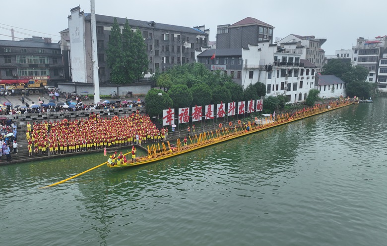 The world's longest dragon boat measures over 100 meters and can seat up to 420 paddlers. /Guinness World Records