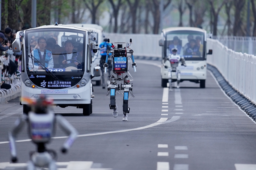 Thirty-nine autonomous humanoid robots completed a half marathon in Beijing earlier this year, gaining a world record. /VCG