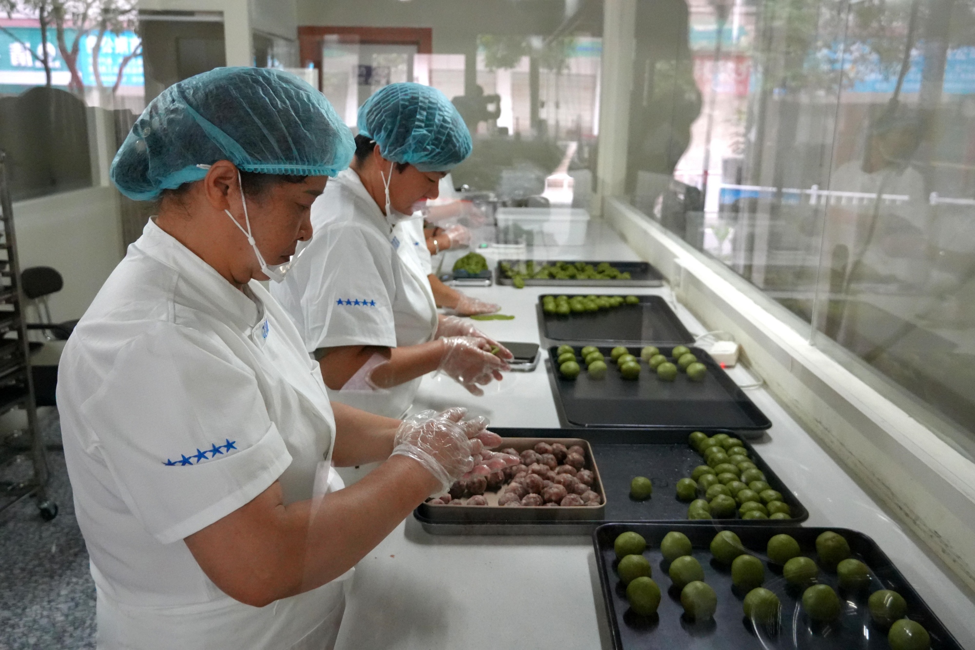 Matcha ham mooncakes are made at a workshop in Sinan County, southwest China's Guizhou Province on September 13, 2026. /Tongren Media Convergence Center