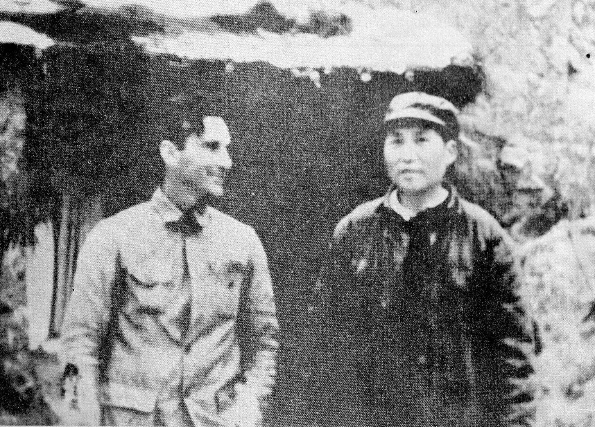 Edgar Snow interviews Mao Zedong, the leader of the Communist Party of China, in Yan'an, 1939. /CFP