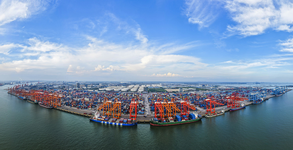 Smart demonstration vessels navigating in formation toward Pinglu Canal in Qinzhou Port, Qinzhou City, Guangxi, September 16, 2026. /VCG
