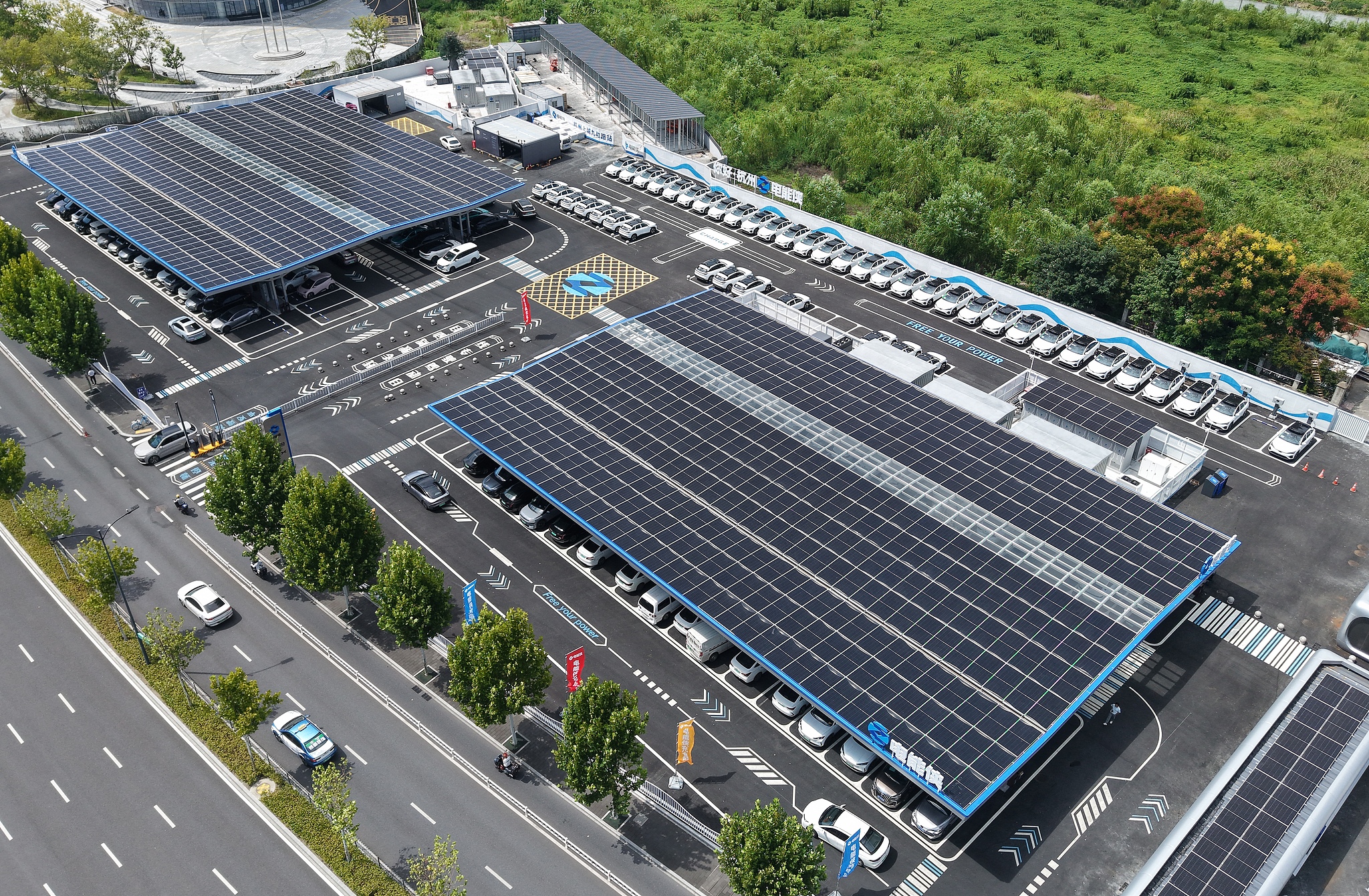 An aerial view of the Jiuhe Road Electric Mobility Service Area in Hangzhou, Zhejiang Province, China, on September 17, 2026. /VCG