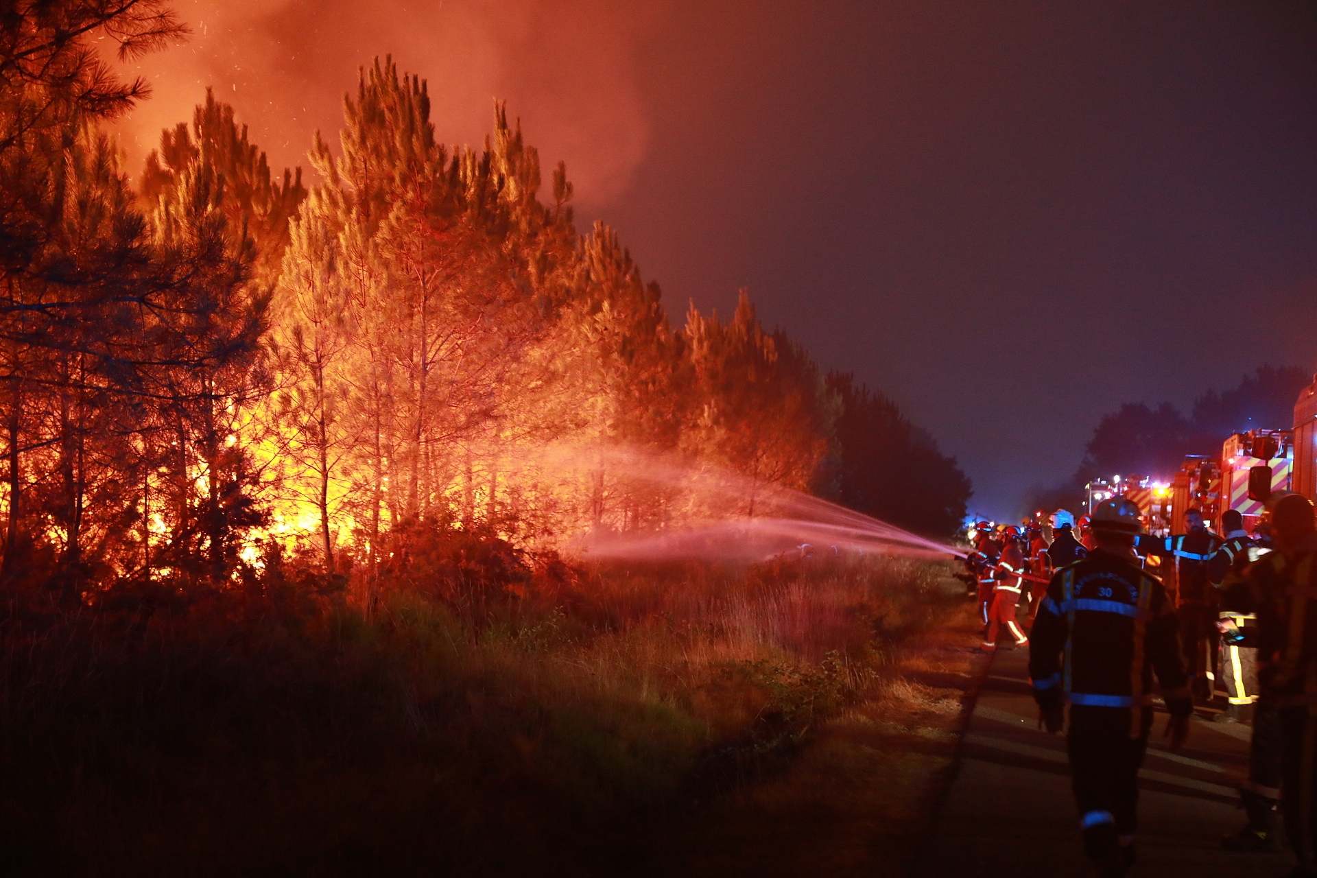 Firefighters battle a wildfire near Mirabel-et-Blacons in southeastern France, July 28, 2026. /VCG
