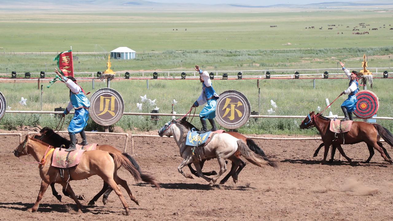 Equestrian show in Hulunbuir highlights spectacular riding stunts
