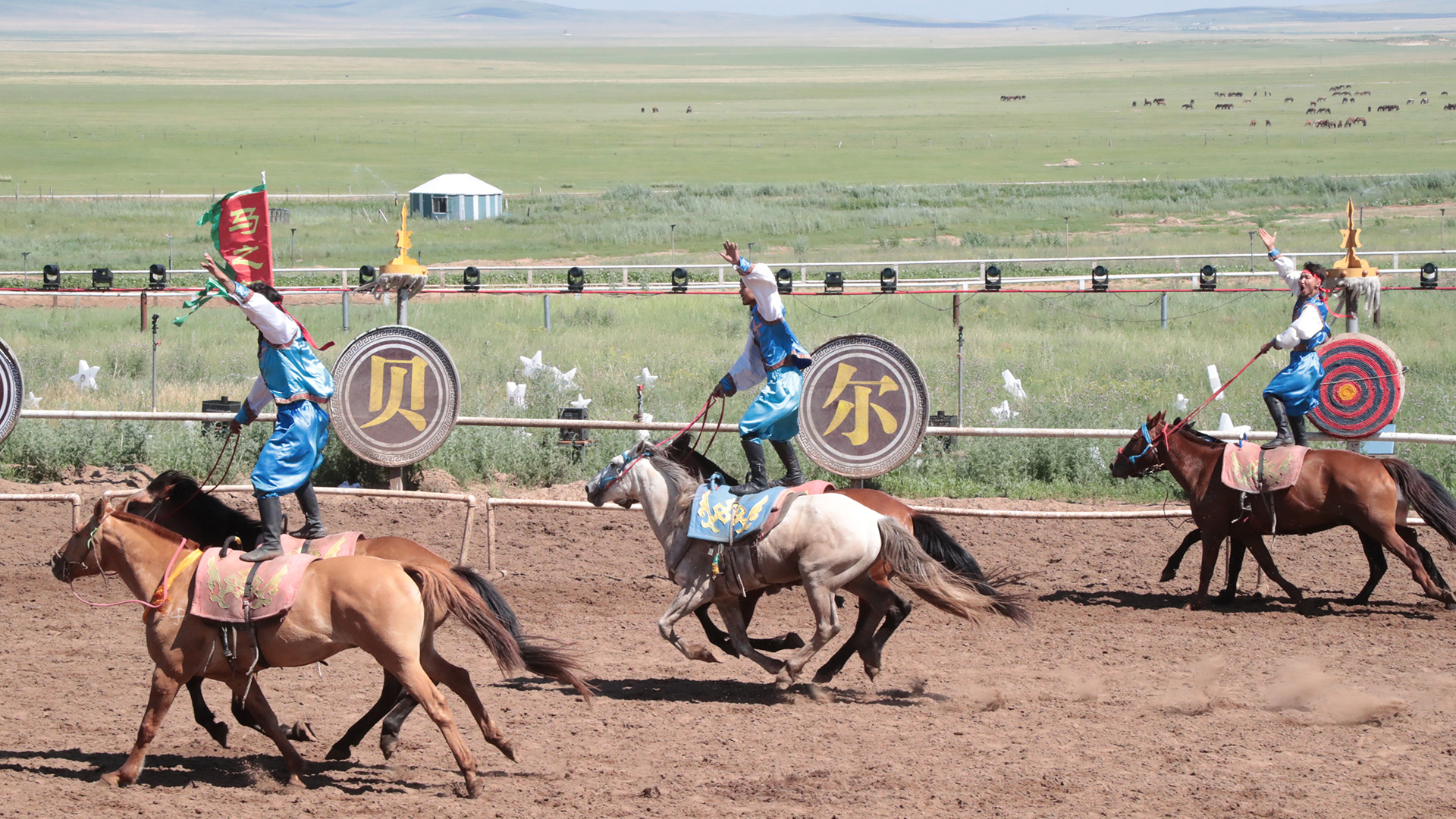 Equestrian show in Hulunbuir highlights spectacular riding stunts