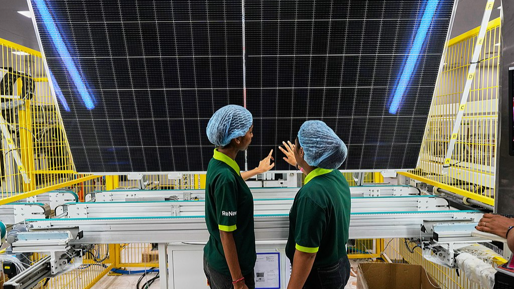 Workers check the quality of a solar panel at the production line up at the ReNew solar panels manufacturing plant on the outskirts of Jaipur, India, on August 21, 2026./VCG 